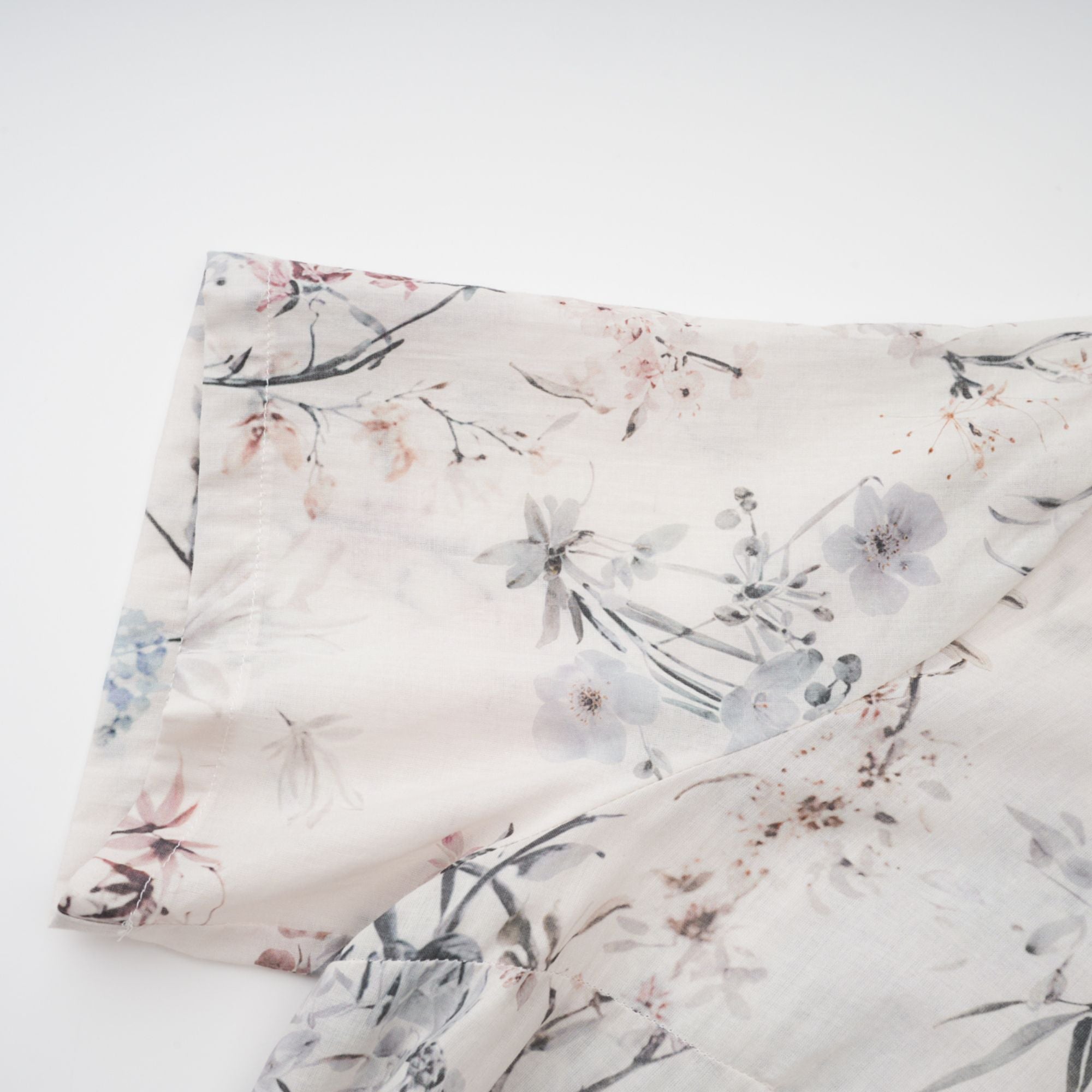 فستان هيلويز الأبيض الصيفي متوسط ​​الطول بطبعة زهور 