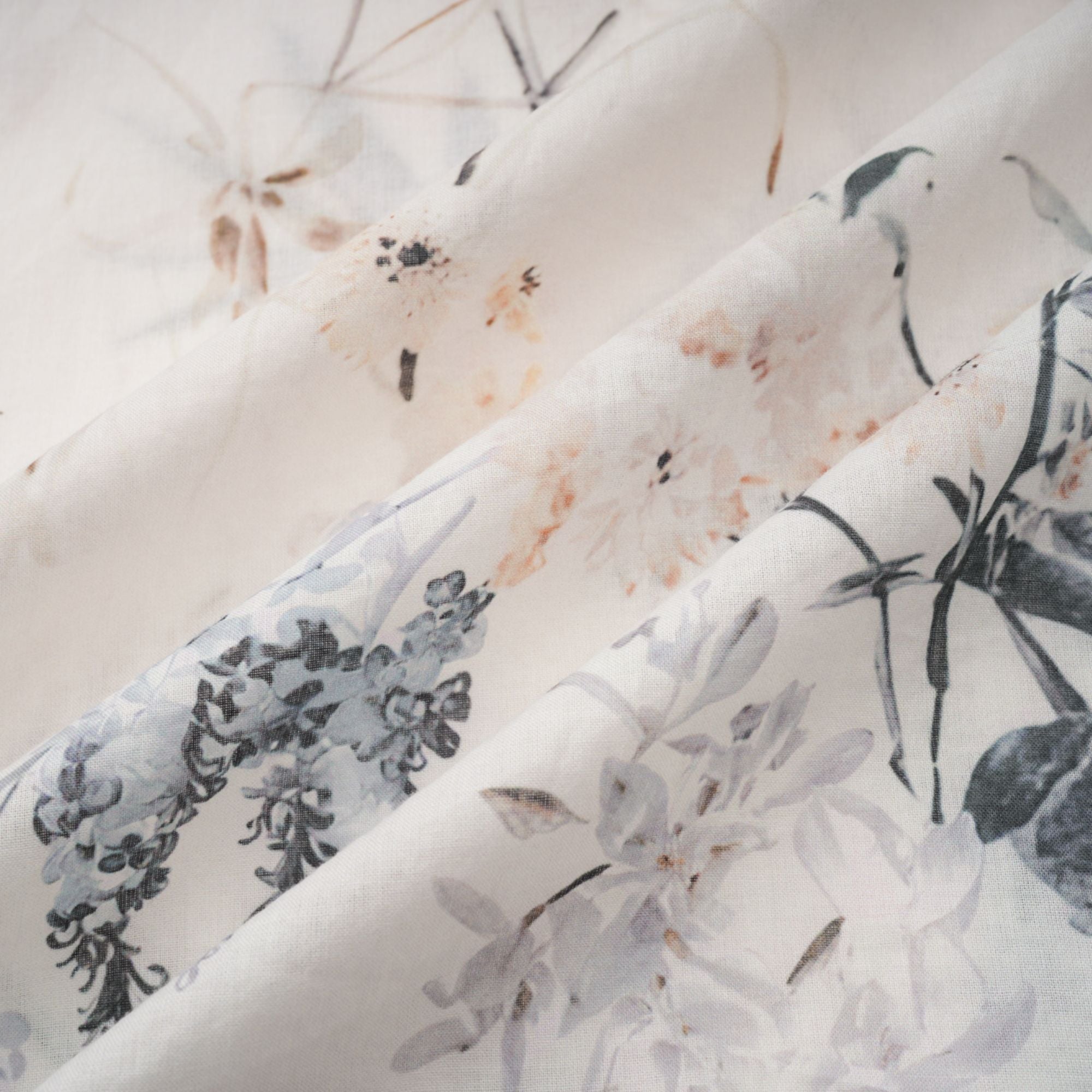 فستان هيلويز الأبيض الصيفي متوسط ​​الطول بطبعة زهور 