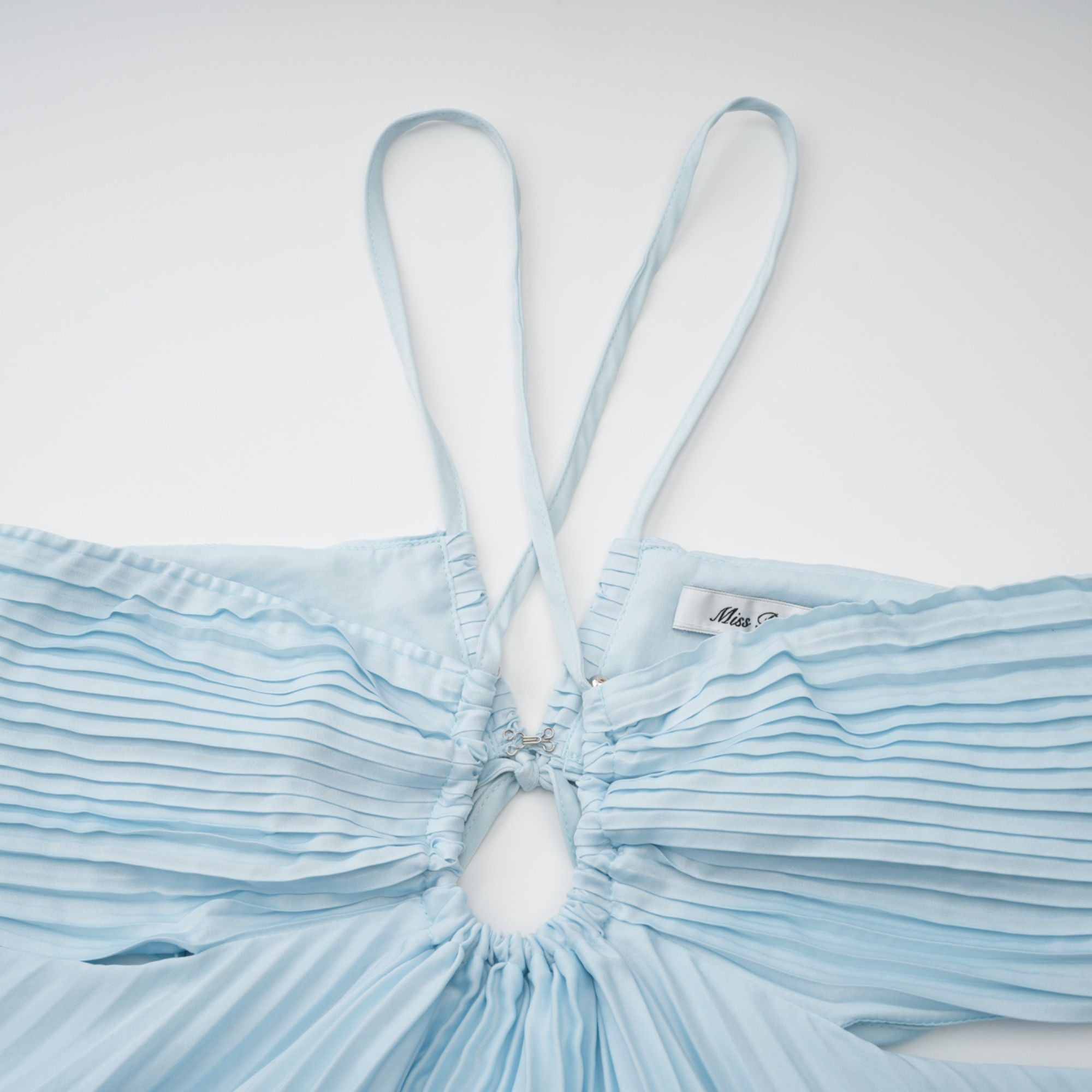 فستان ماكسي أندريا بلو مطوي مع تفاصيل مقصوصة