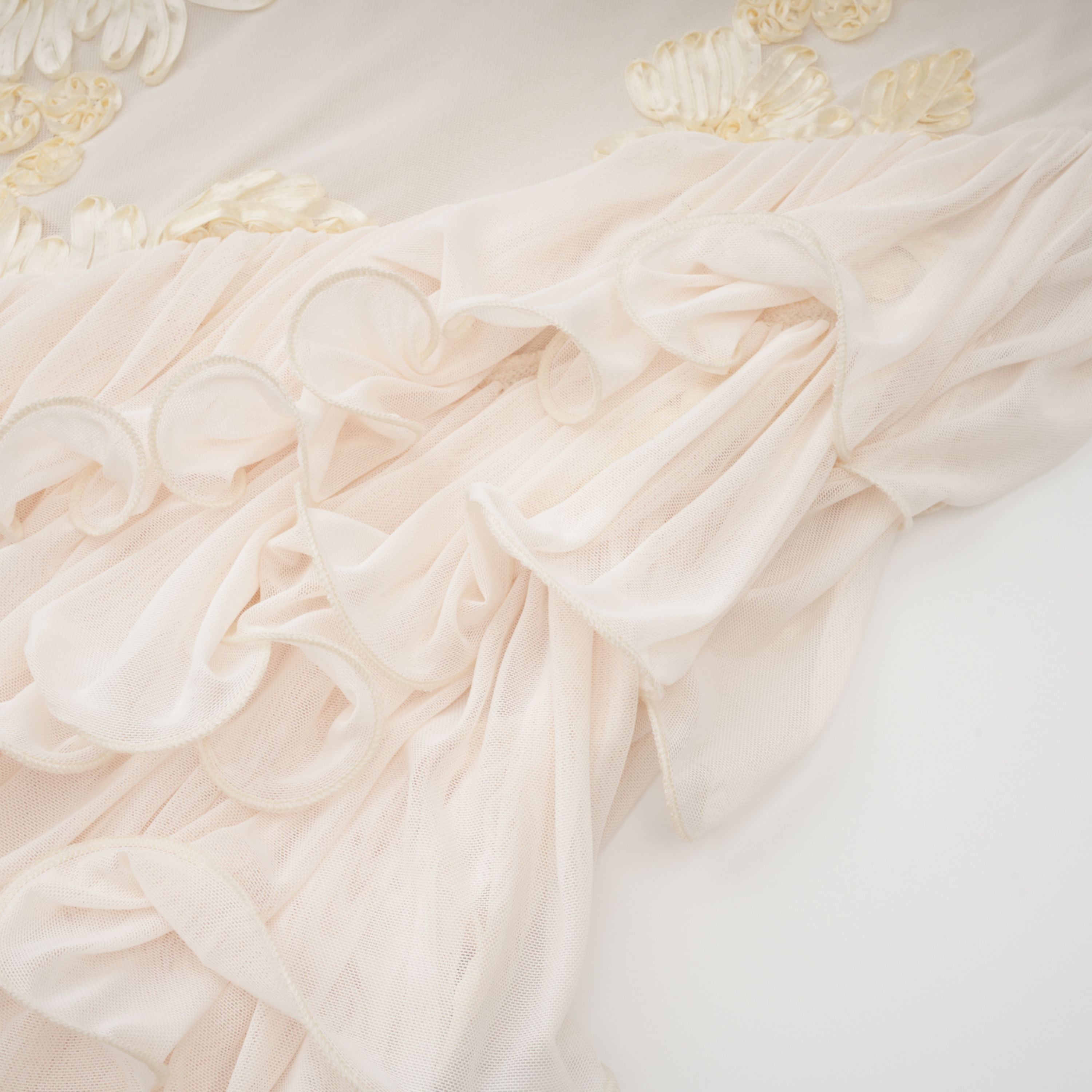 فستان تيويلين محايد غير متماثل بتصميم زهور ومكشكش متوسط الطول