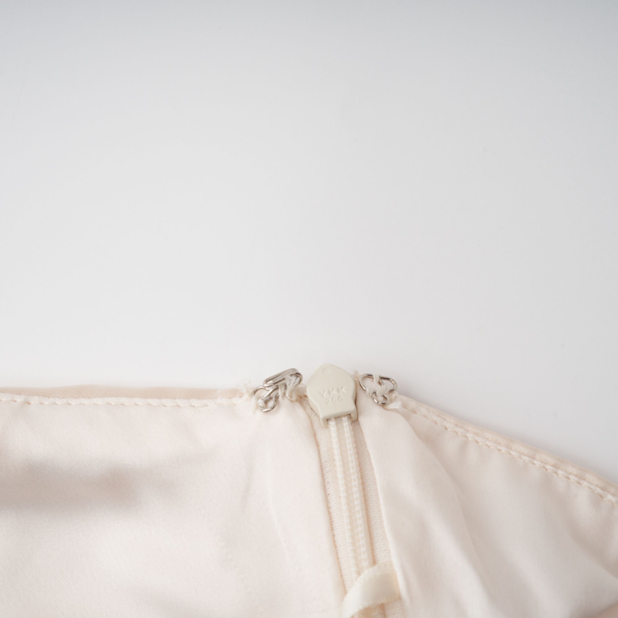 فستان تيريز ماكسي ساتان بتصميم وشاح محايد