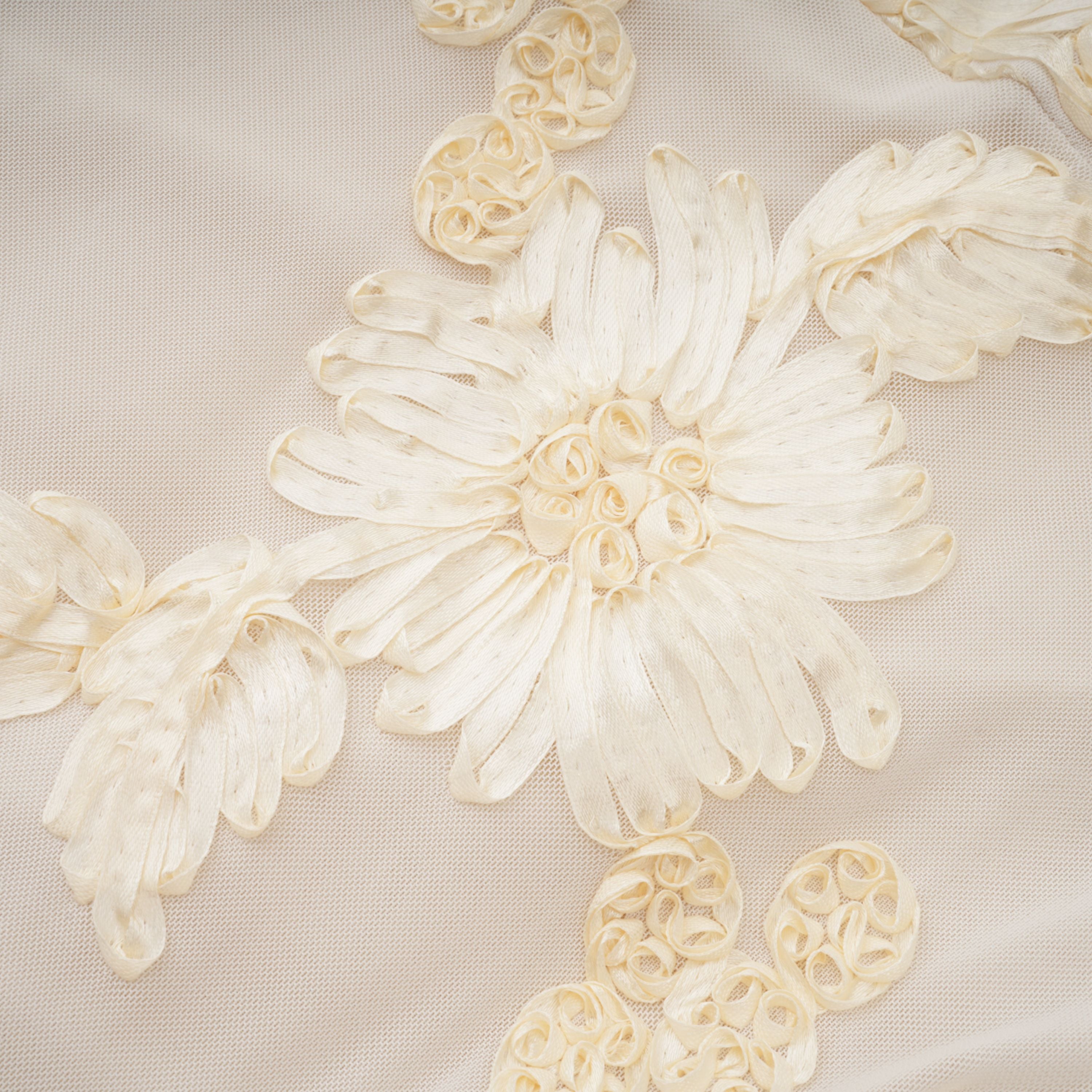 فستان تيويلين محايد غير متماثل بتصميم زهور ومكشكش متوسط الطول