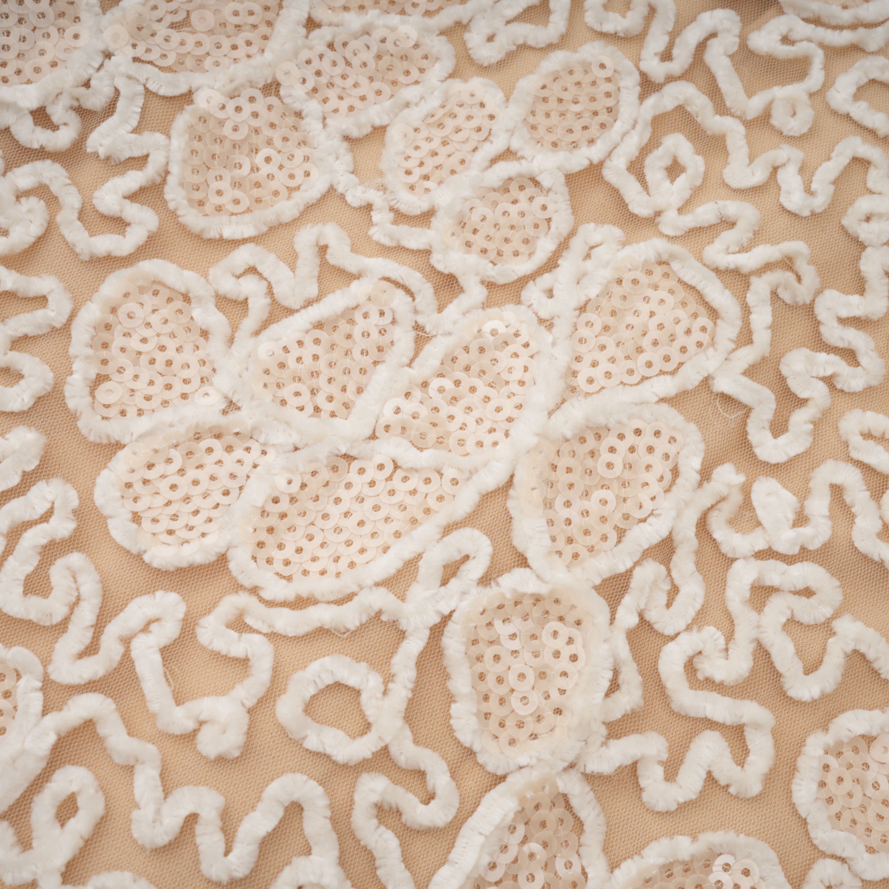 فستان ماتيلد الأبيض المطرز