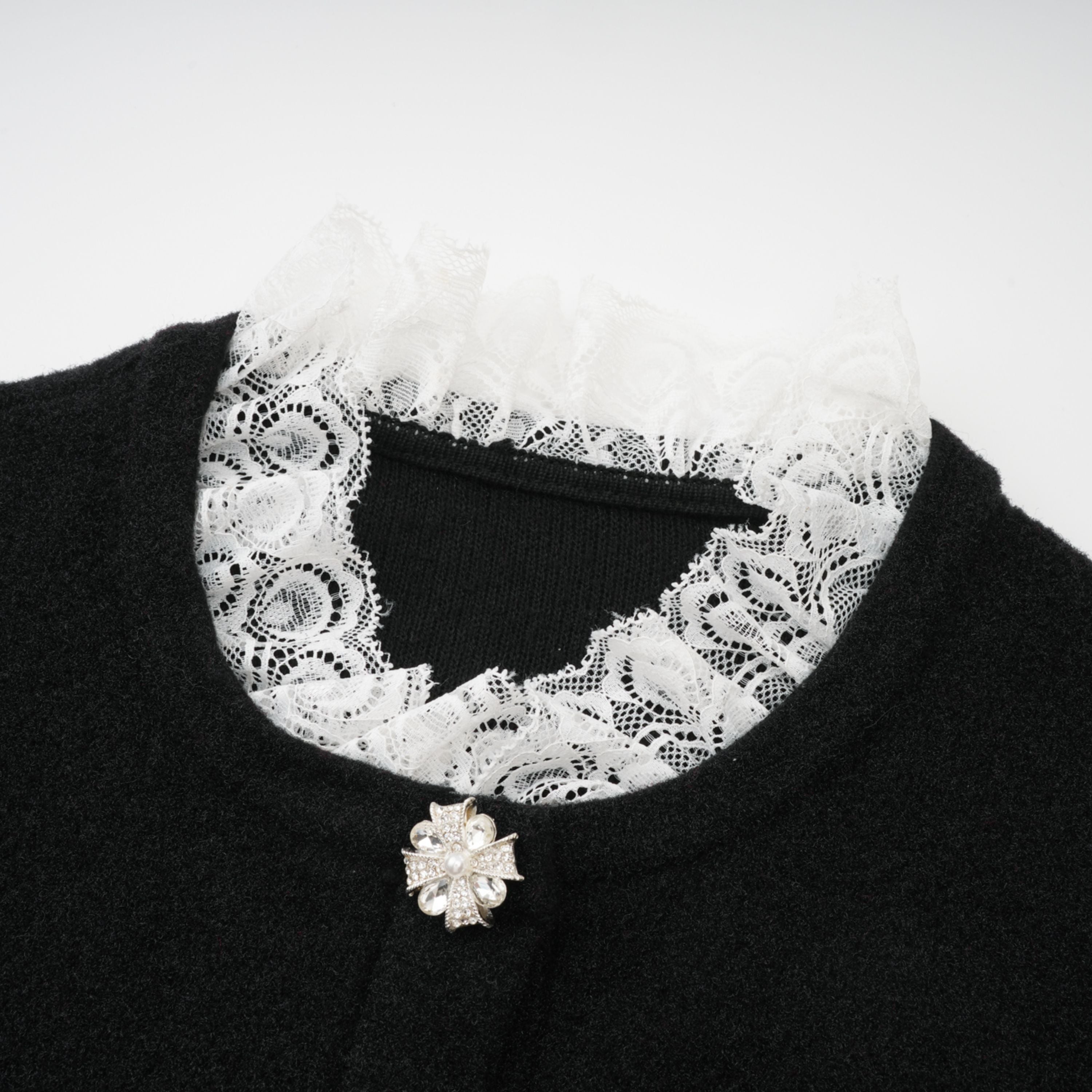 طقم توب وتنورة محبوكة سوداء مزينة من إلينور