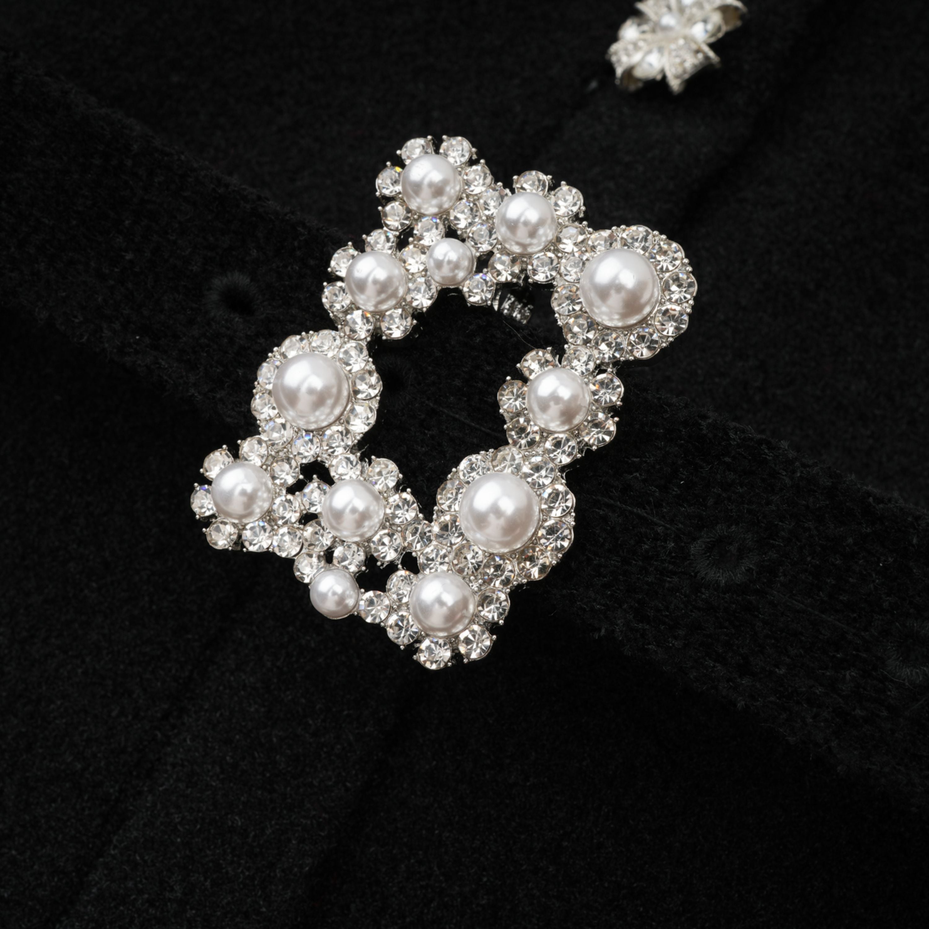 طقم توب وتنورة محبوكة سوداء مزينة من إلينور