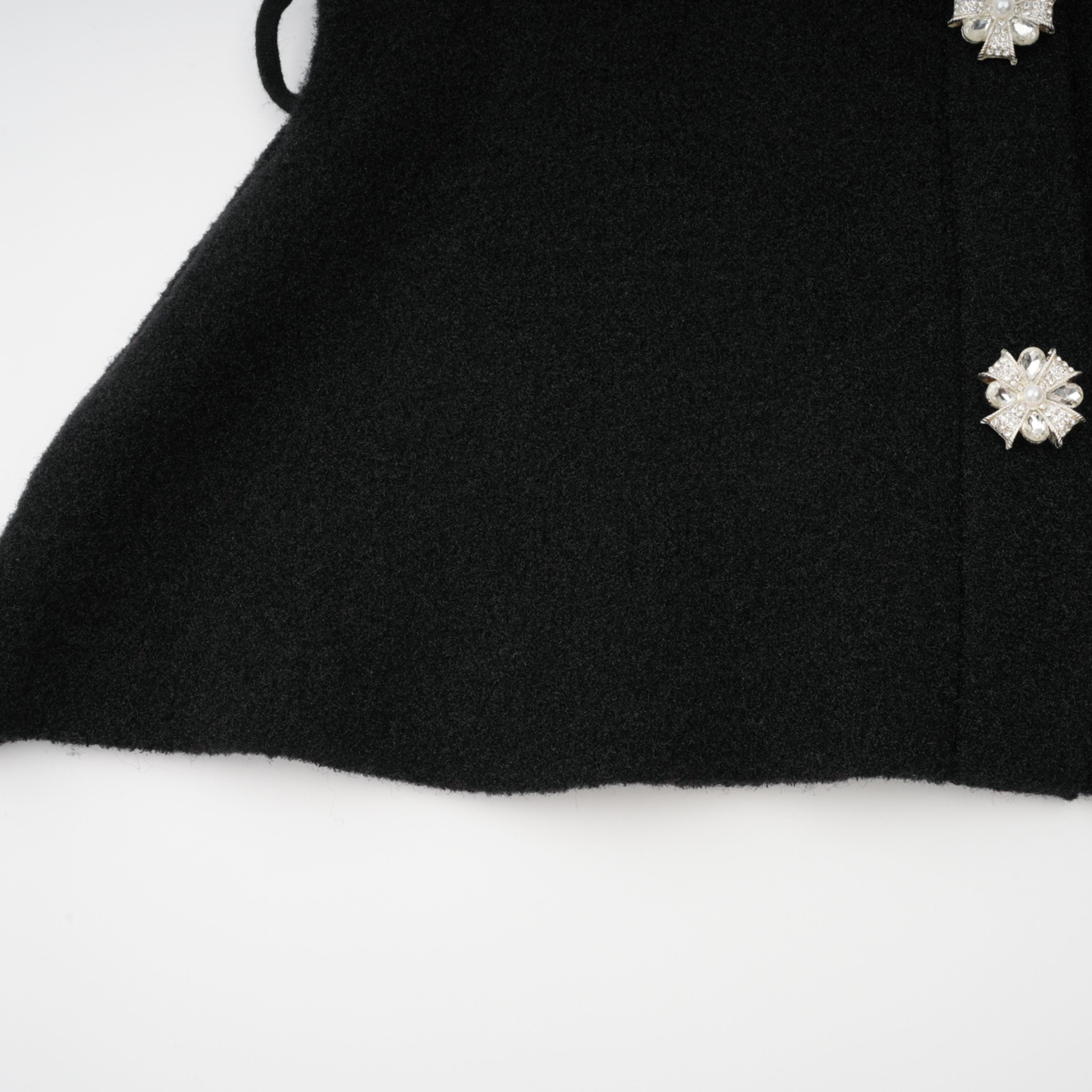 طقم توب وتنورة محبوكة سوداء مزينة من إلينور