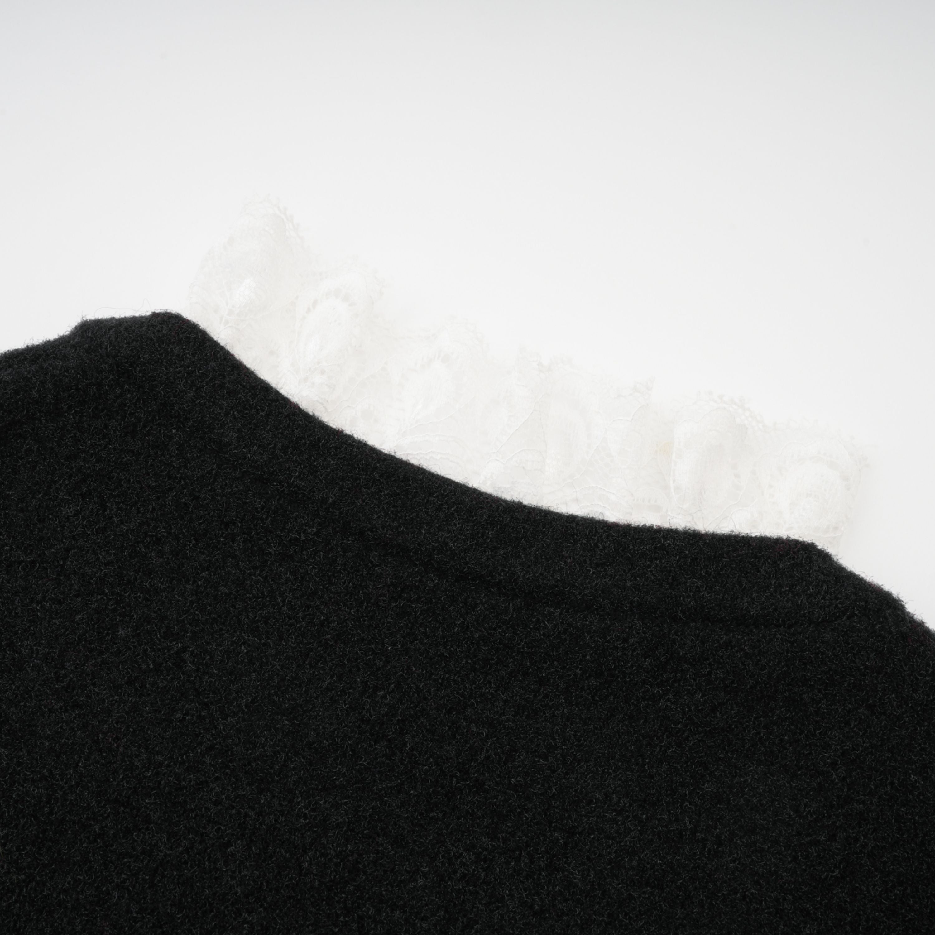 طقم توب وتنورة محبوكة سوداء مزينة من إلينور