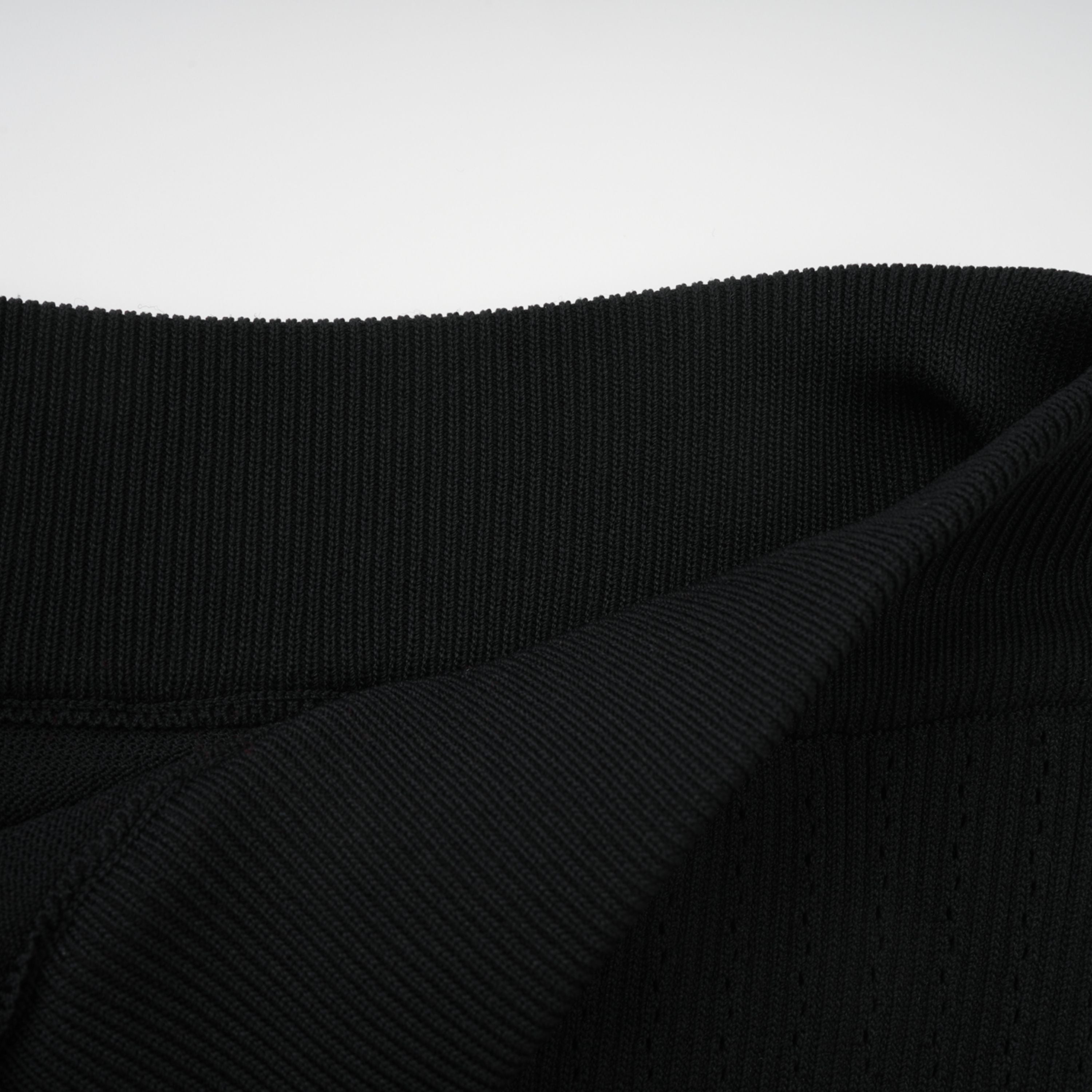 طقم توب وتنورة محبوكة سوداء مزينة من إلينور