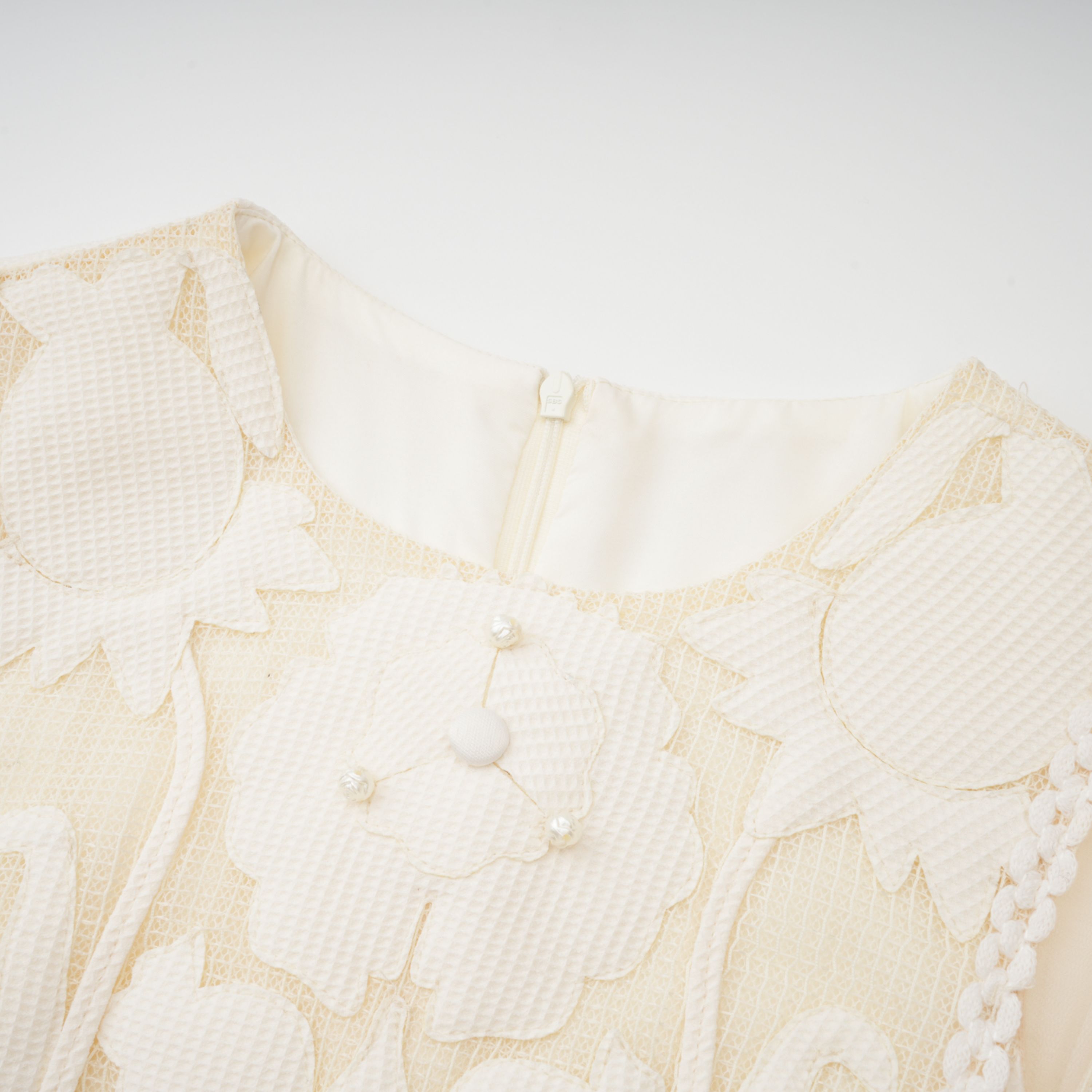 فستان مايل الأبيض القصير المطرز بالزهور 