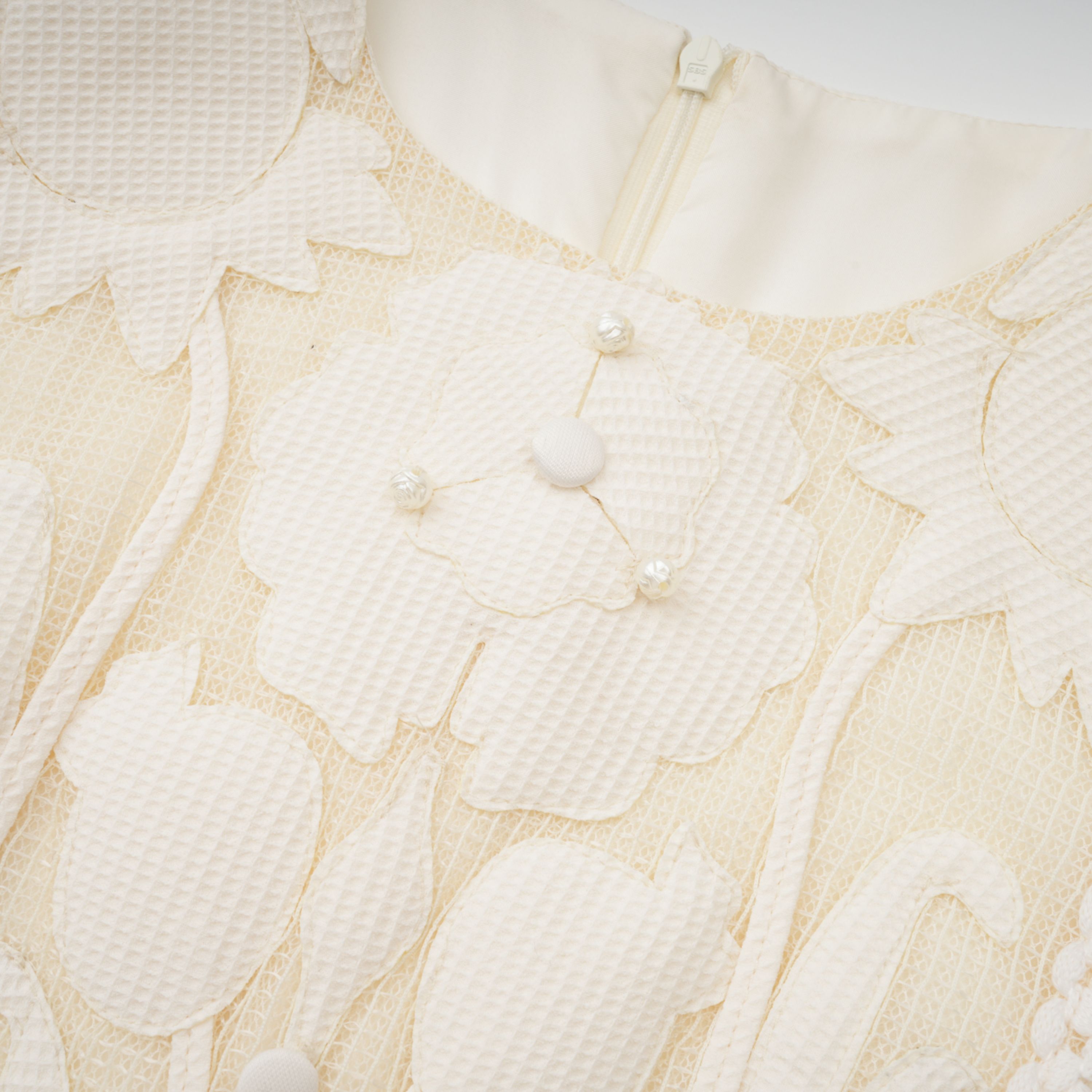 فستان مايل الأبيض القصير المطرز بالزهور 