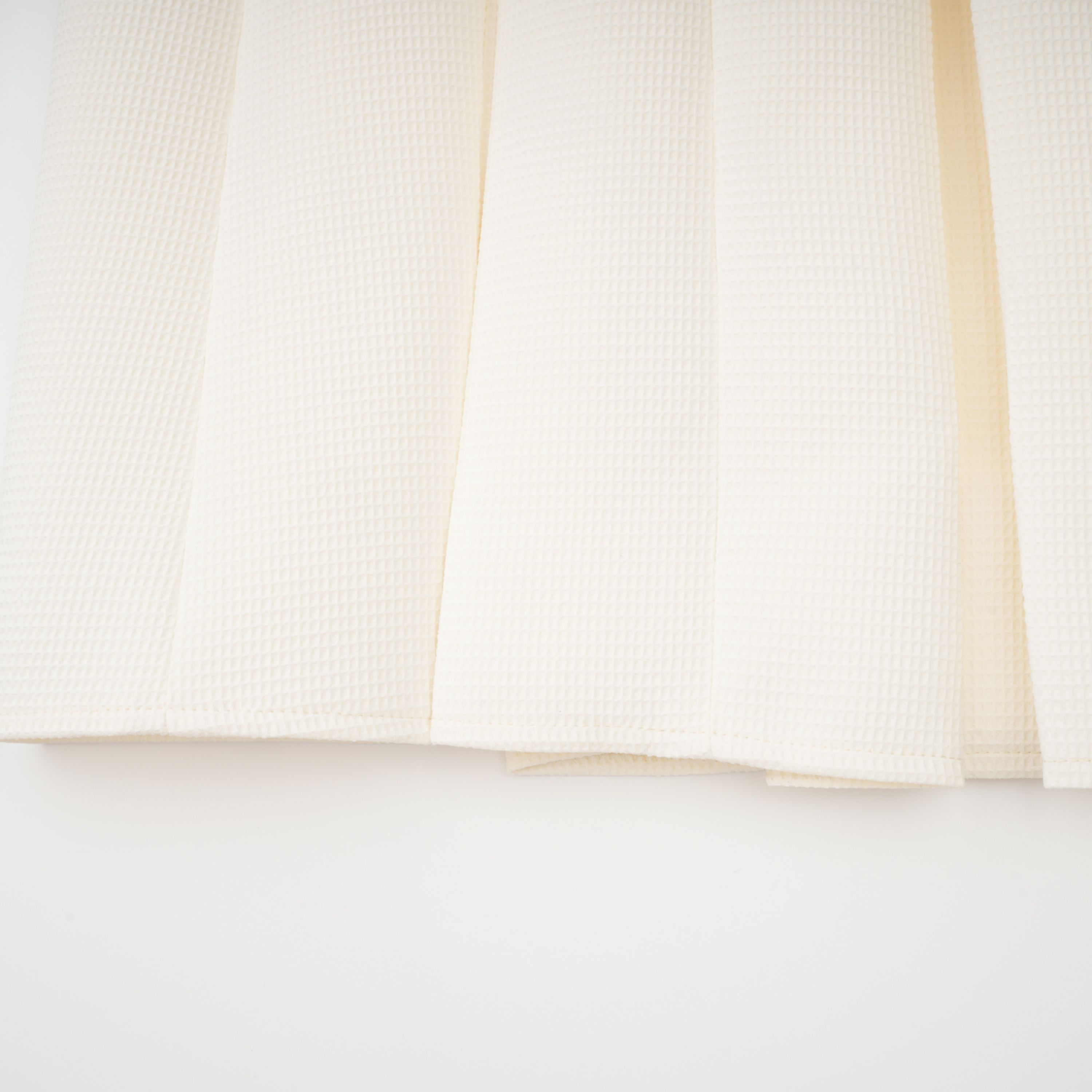 فستان مايل الأبيض القصير المطرز بالزهور 