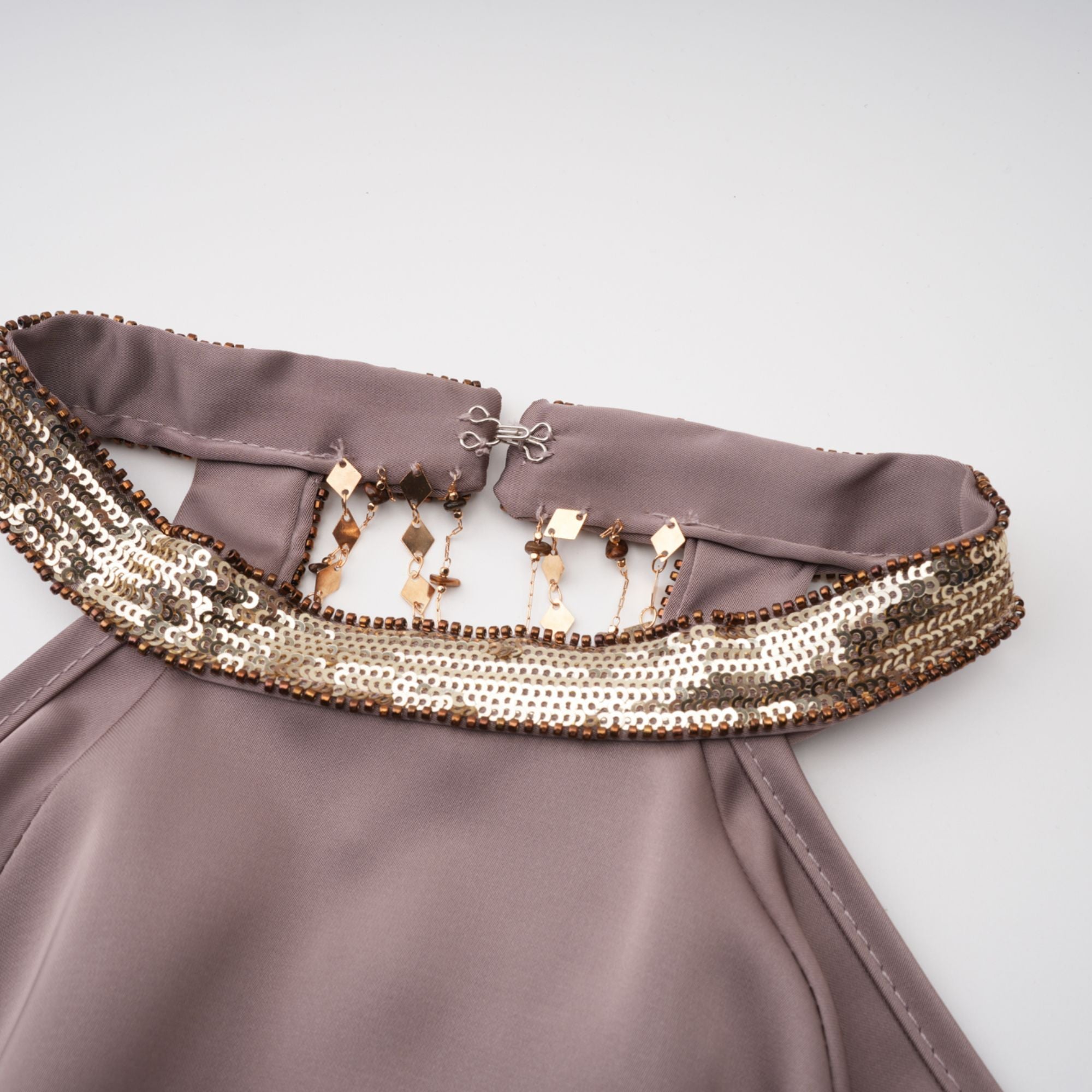 فستان قصير مزين بأكتاف مكشوفة من Jimena Brown