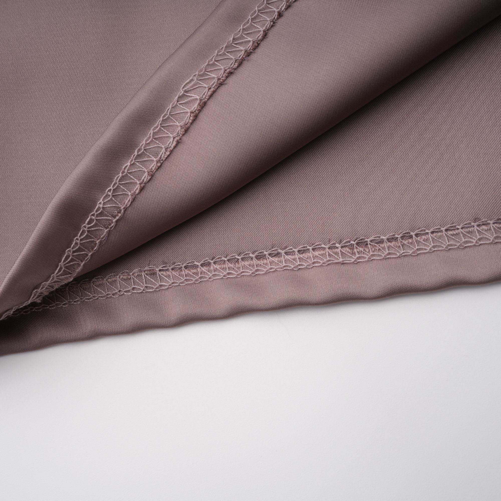 فستان قصير مزين بأكتاف مكشوفة من Jimena Brown