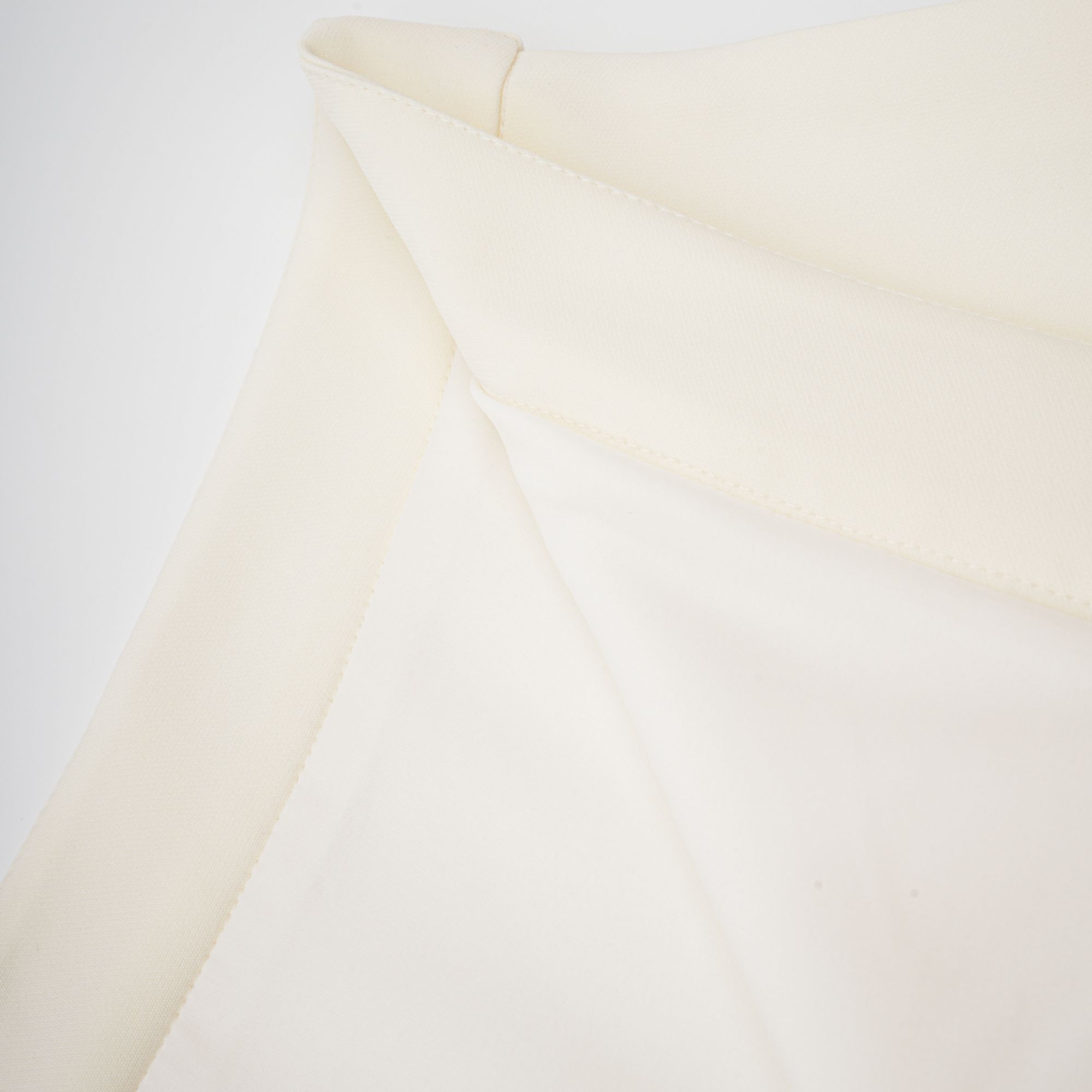 طقم كورالي من توب وتنورة متناسقين ببتلات ثلاثية الأبعاد