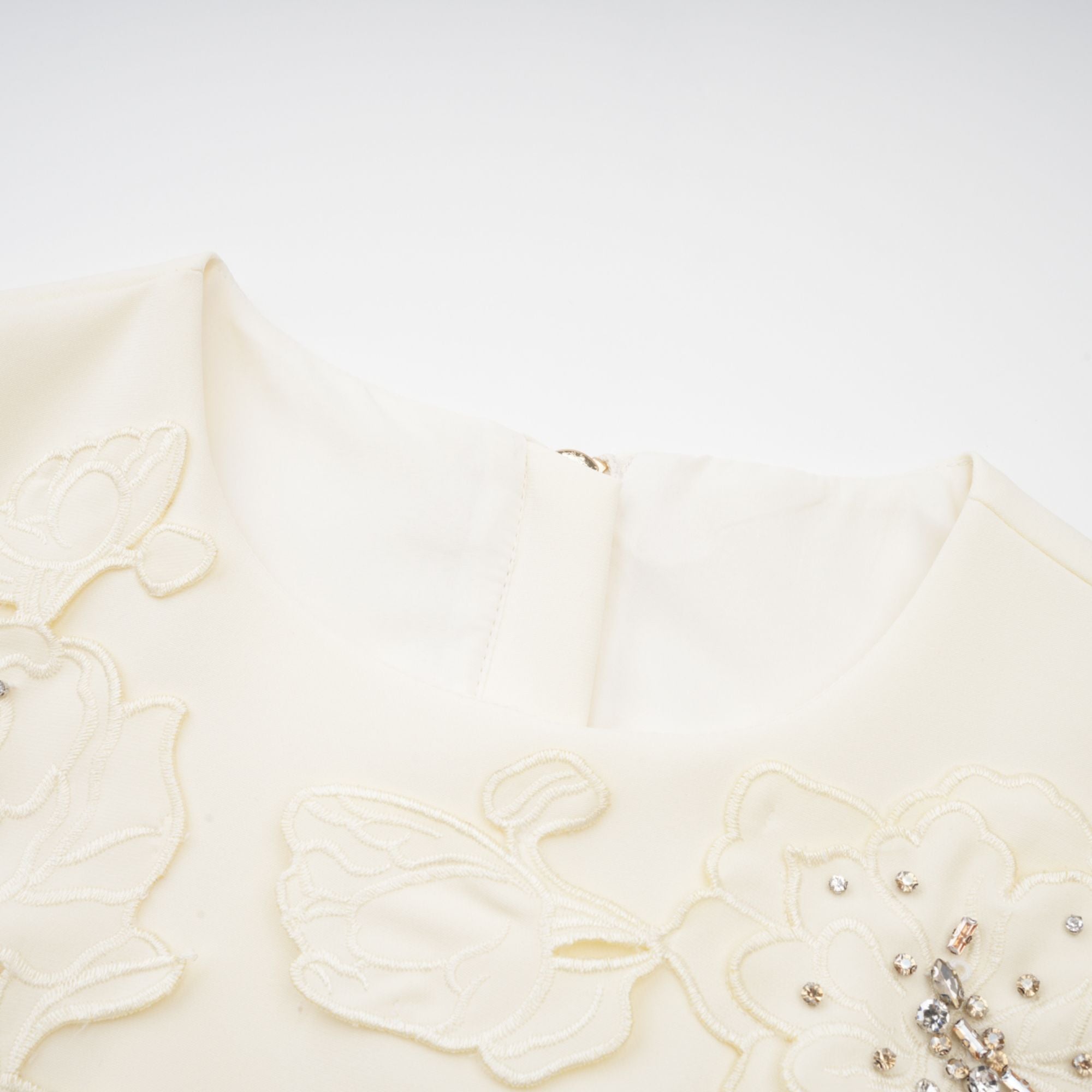 طقم كورالي من توب وتنورة متناسقين ببتلات ثلاثية الأبعاد