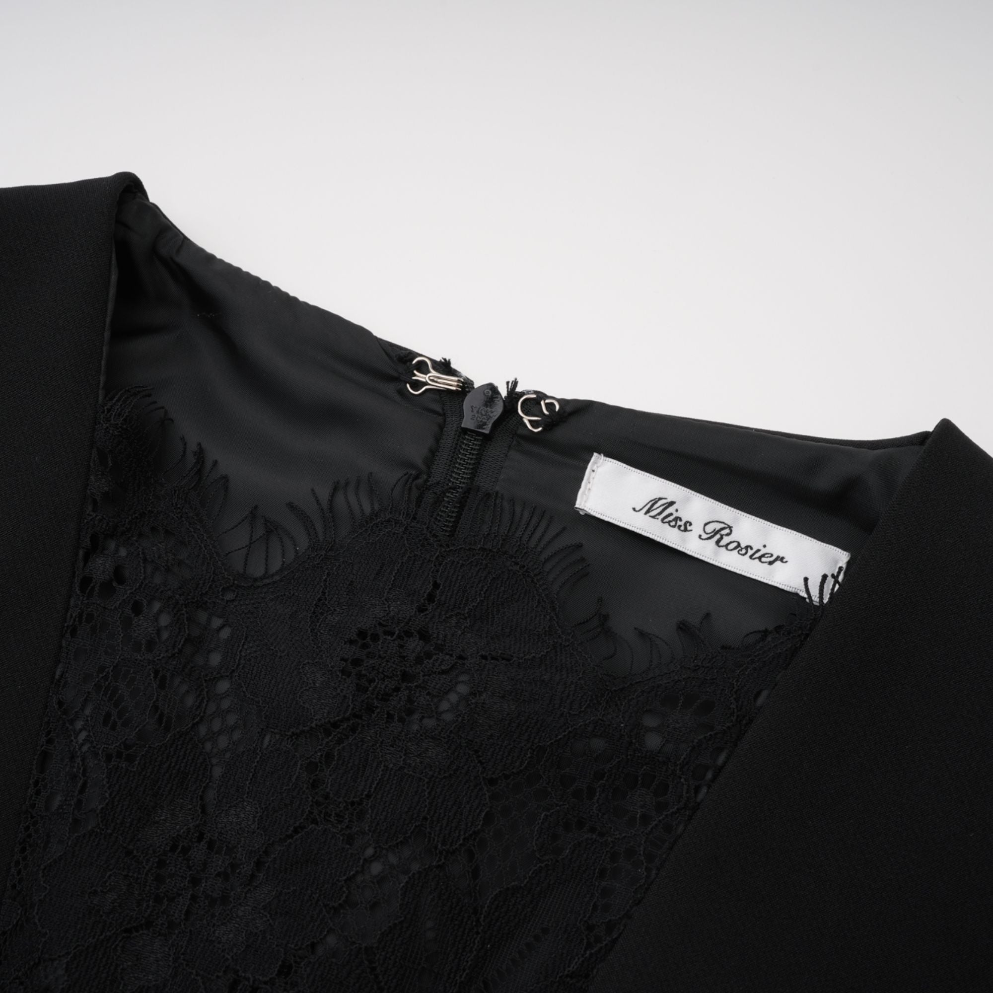 فستان ميدي أسود بفتحة جانبية عالية وأجزاء من الدانتيل