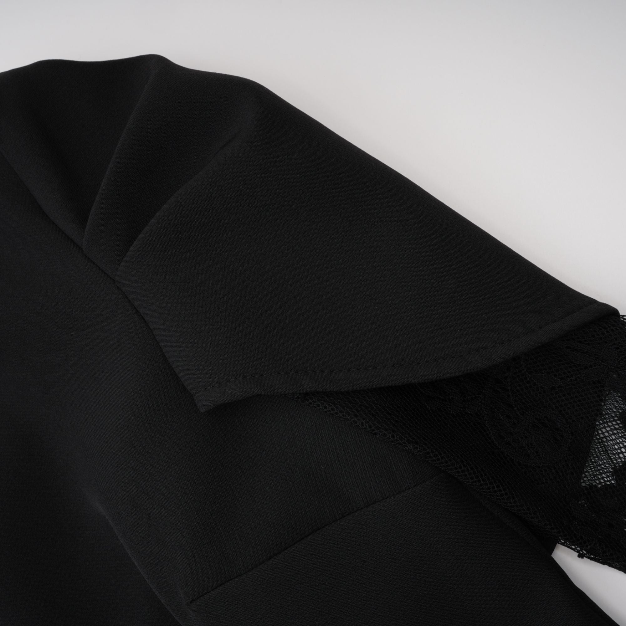 فستان ميدي أسود بفتحة جانبية عالية وأجزاء من الدانتيل