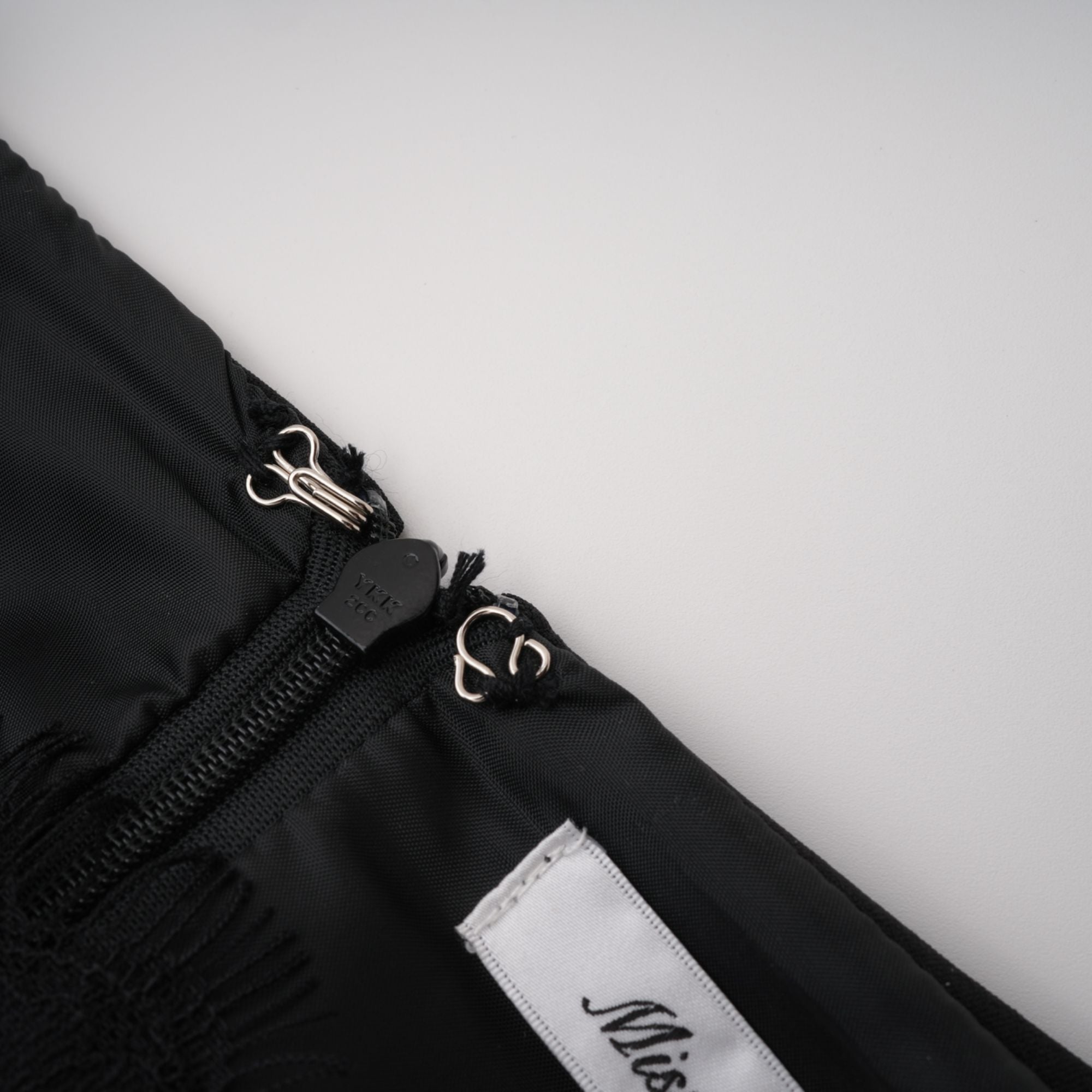 فستان ميدي أسود بفتحة جانبية عالية وأجزاء من الدانتيل