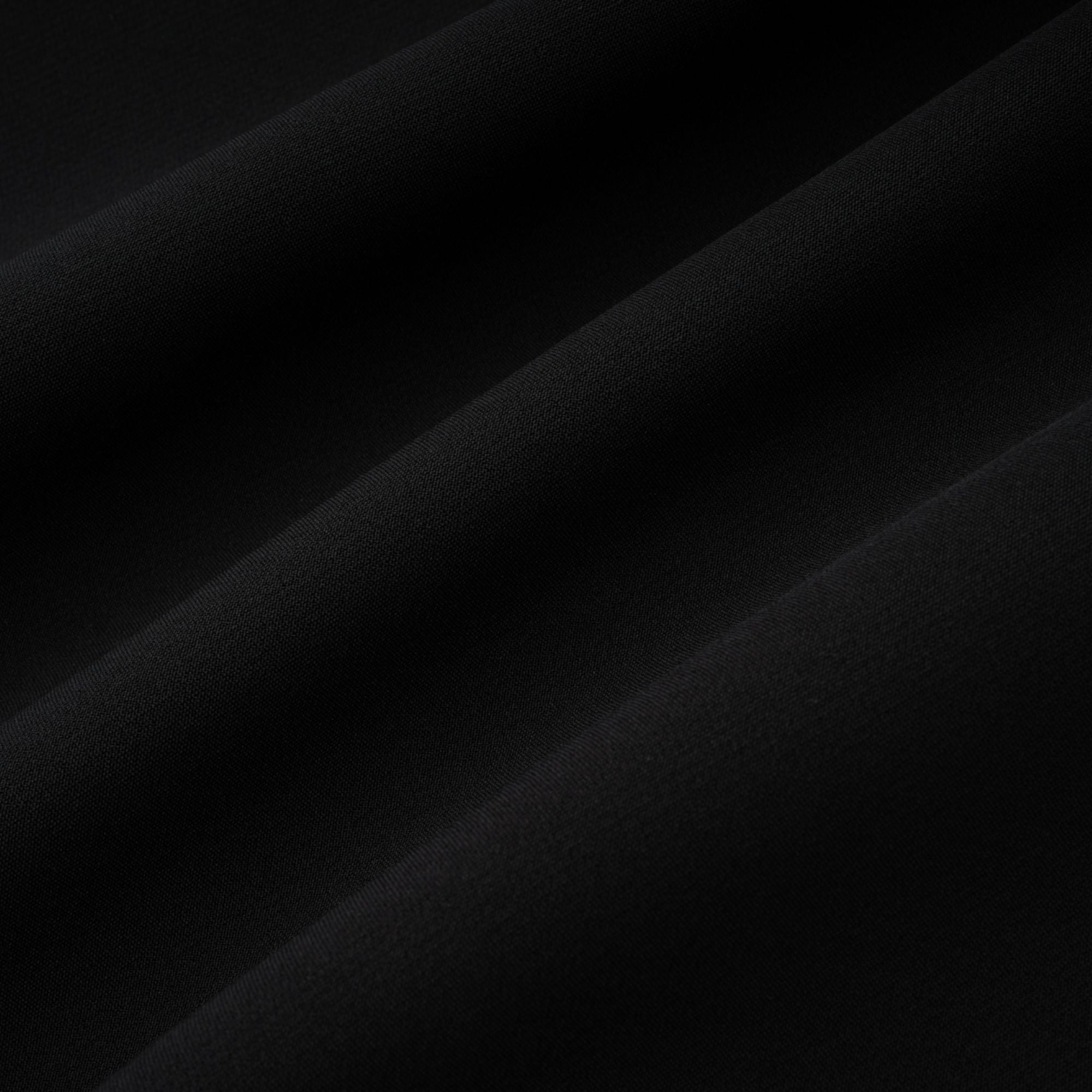 فستان ميدي أسود بفتحة جانبية عالية وأجزاء من الدانتيل