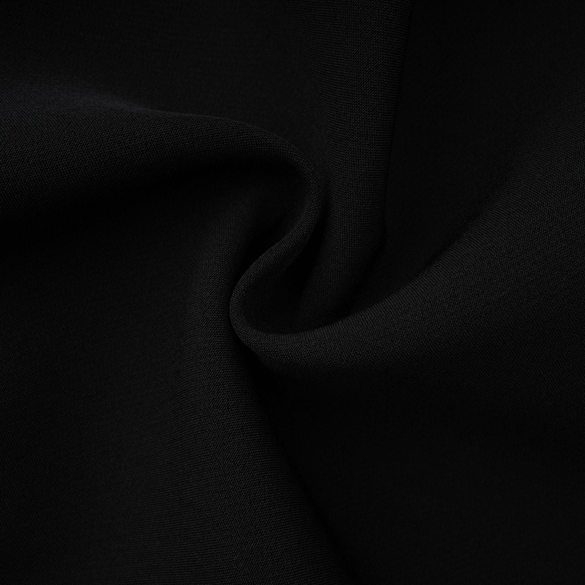 فستان ميدي أسود بفتحة جانبية عالية وأجزاء من الدانتيل