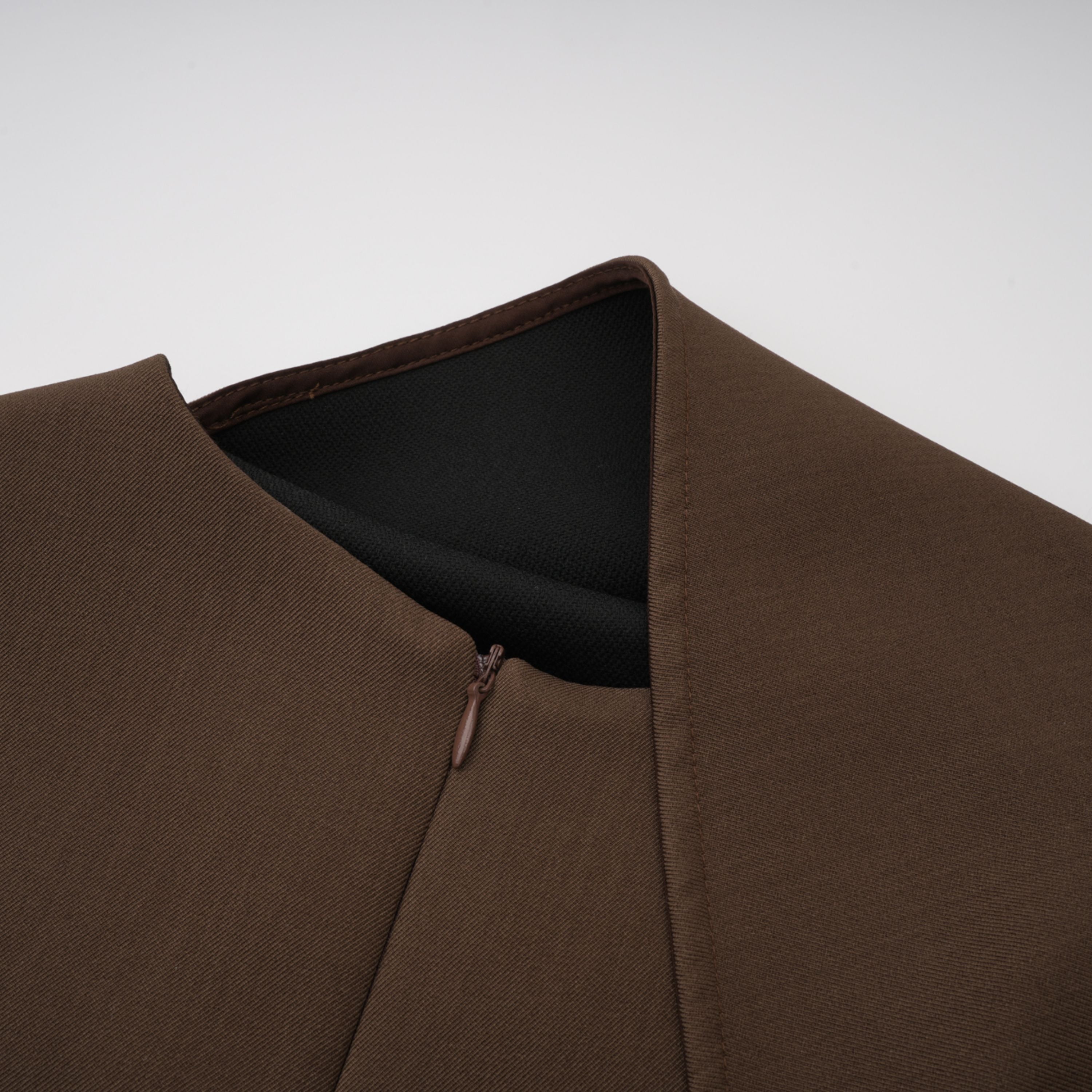 فستان فرنشيسكا براون المصغر ذو الطيات غير المتماثلة باللون البني