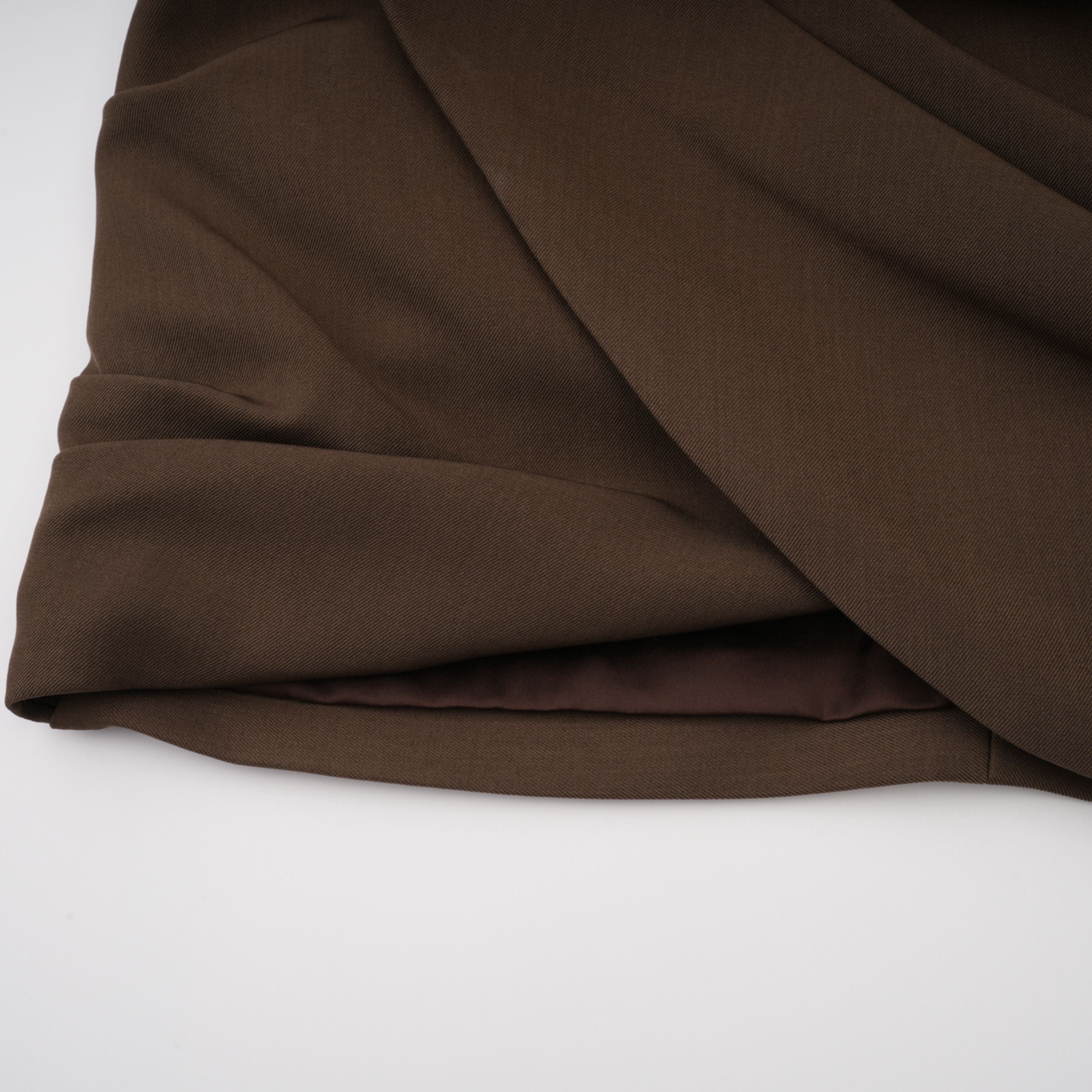 فستان فرنشيسكا براون المصغر ذو الطيات غير المتماثلة باللون البني