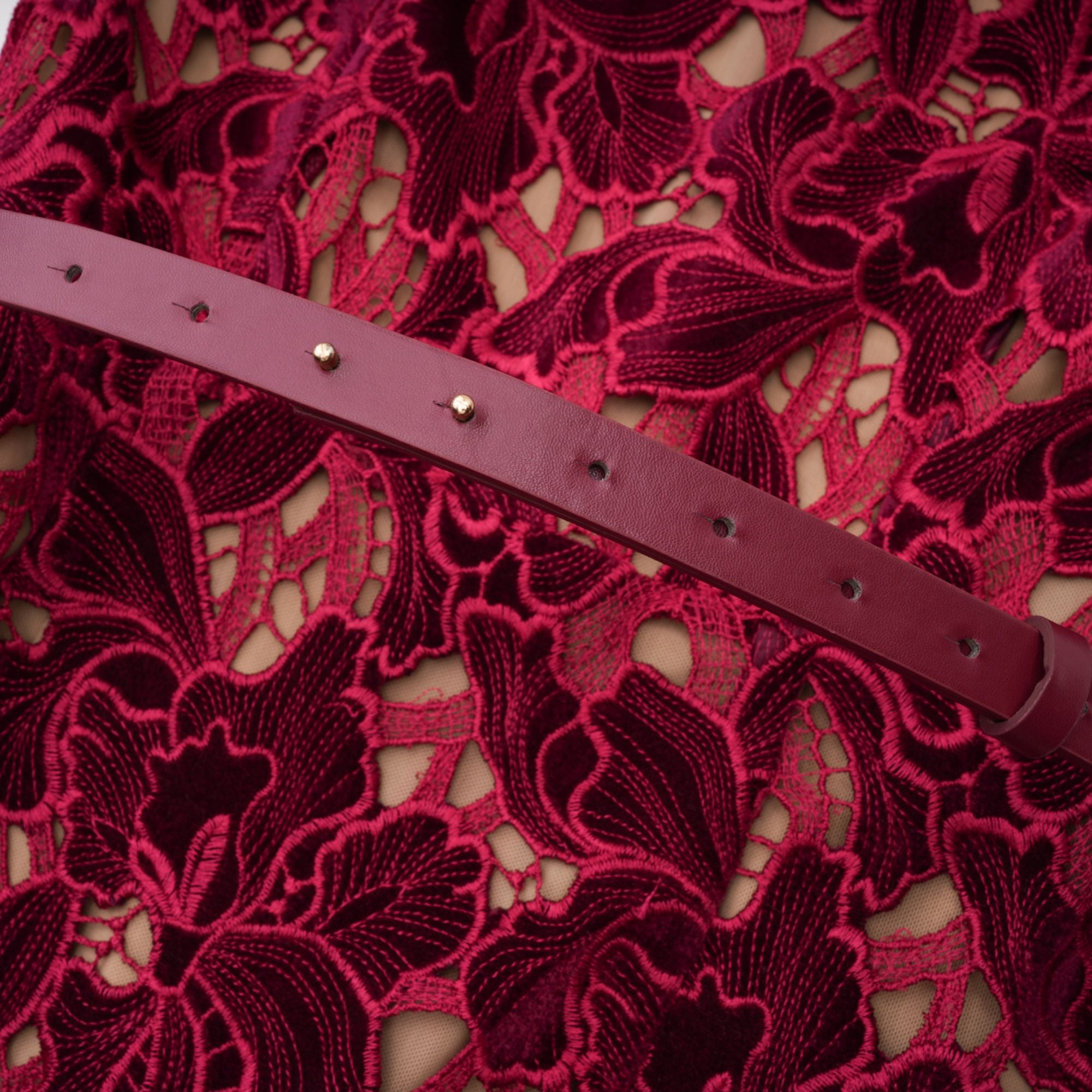 Hafdis Rotes Minikleid mit Blumenstickerei