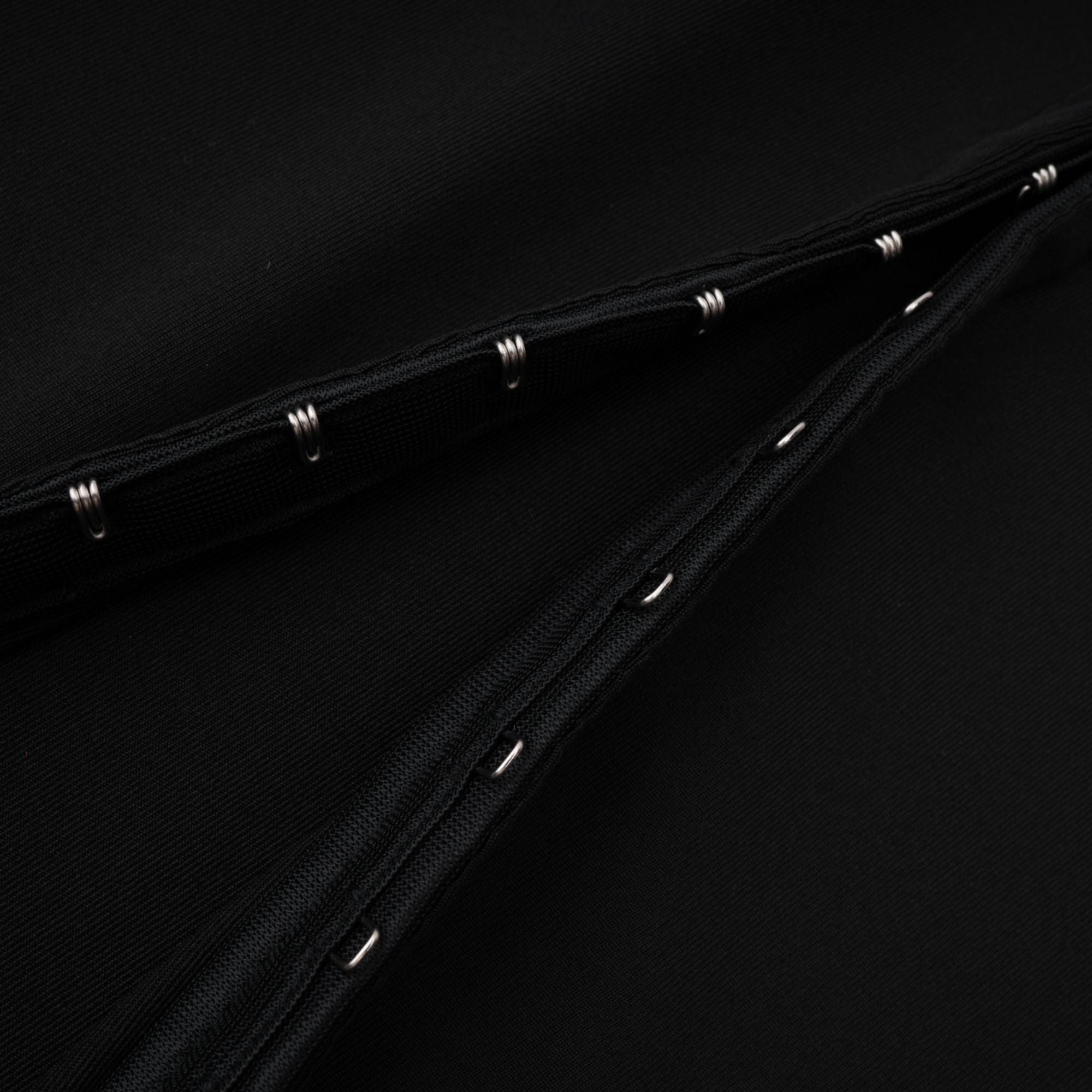 Andrea Schwarzes Minikleid mit Schlüsselloch-Korsett