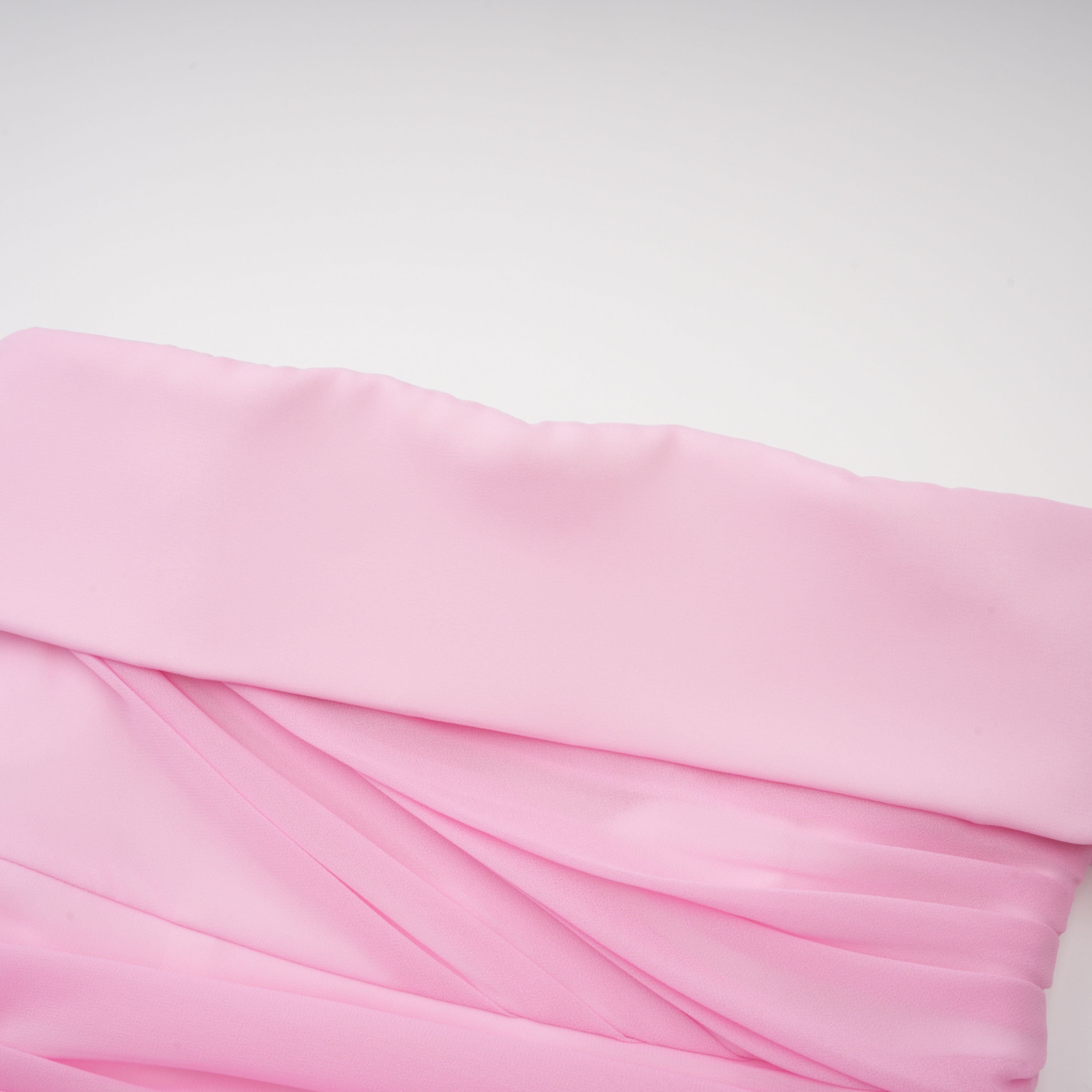 فستان ماكسي طويل من Laetitia بلون وردي، مطوّع ومكشكش.