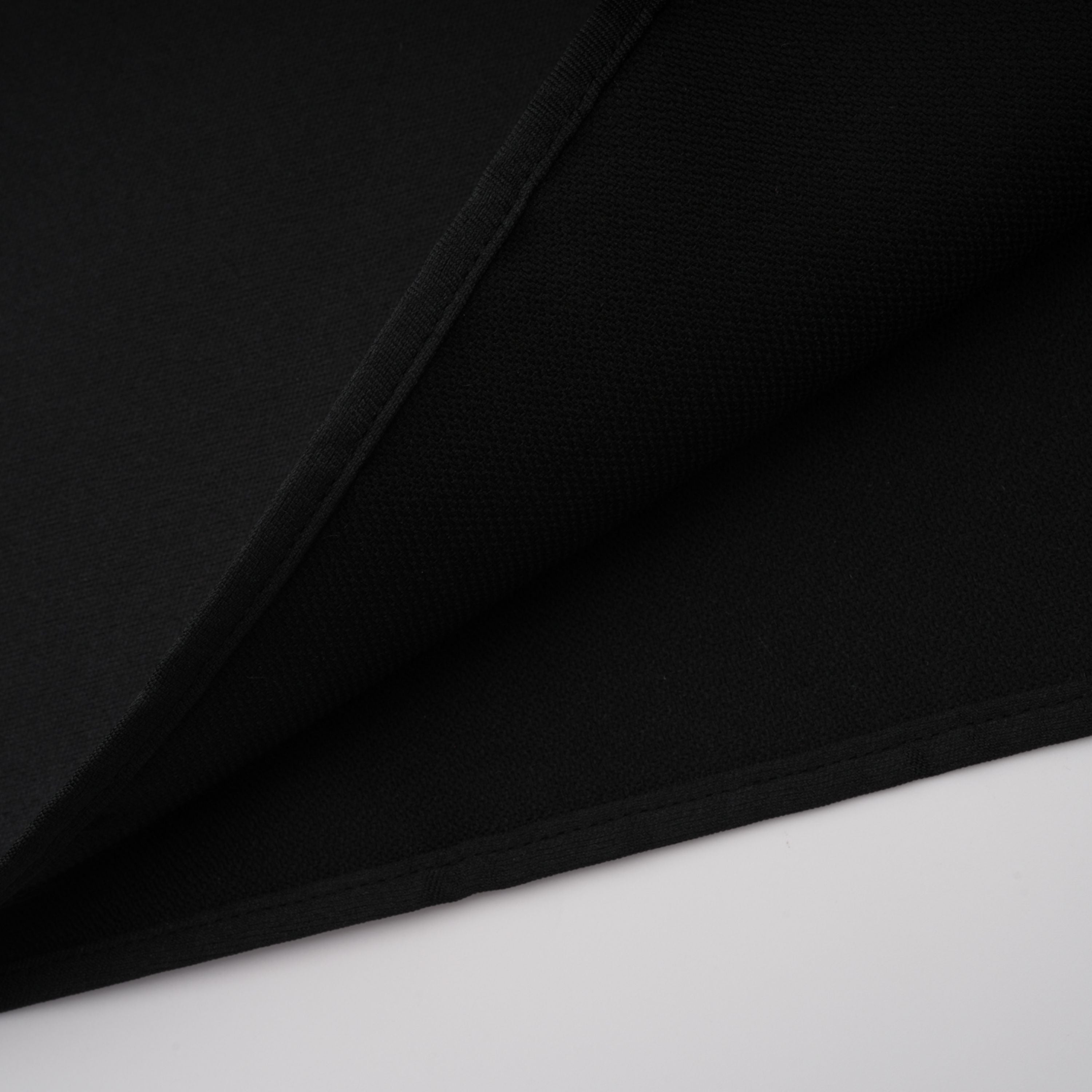 فستان ميدي أسود بكتفين مكشوفين