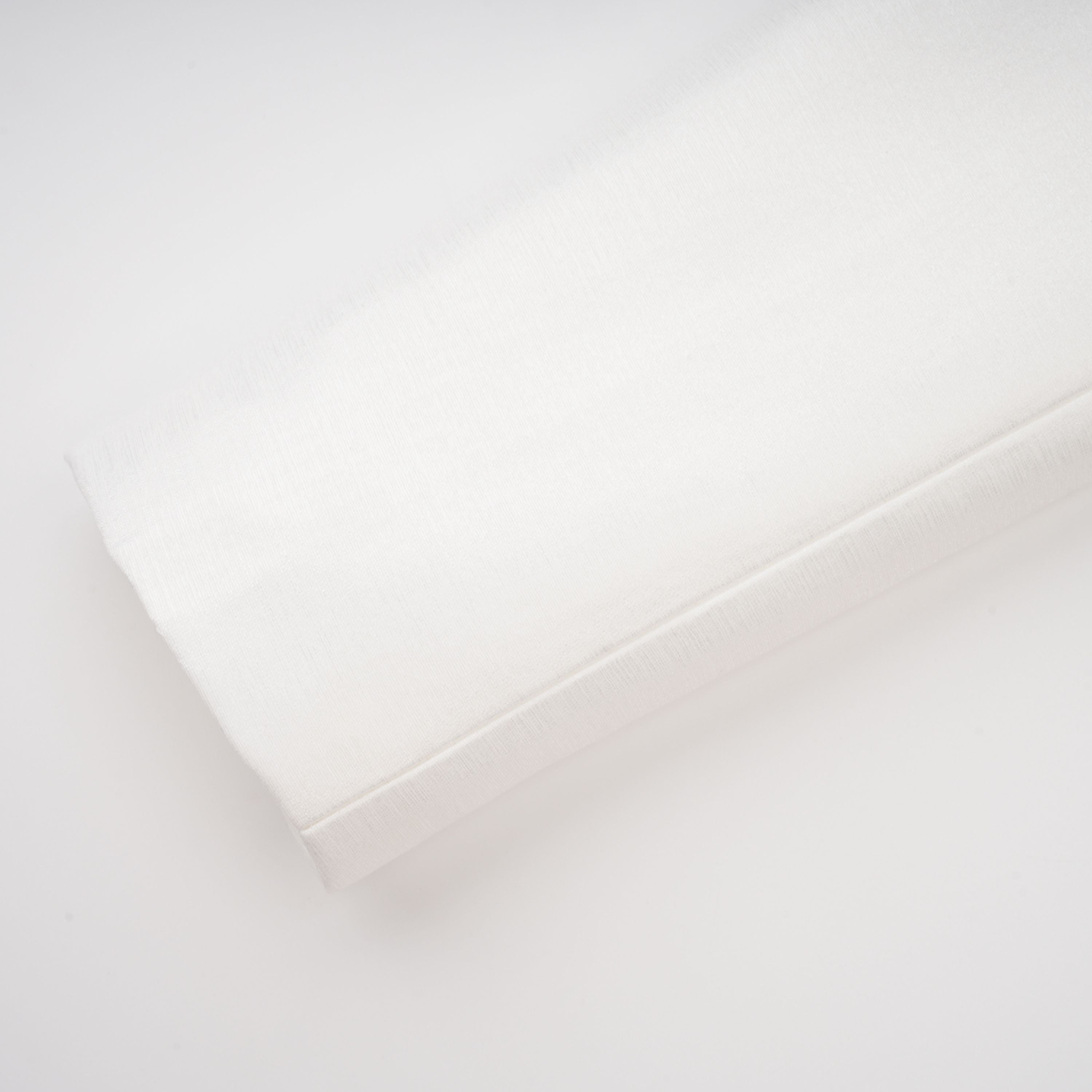 Dulcie – Weißes Jacquard-Set mit Schal und Kleid mit Blumenmuster