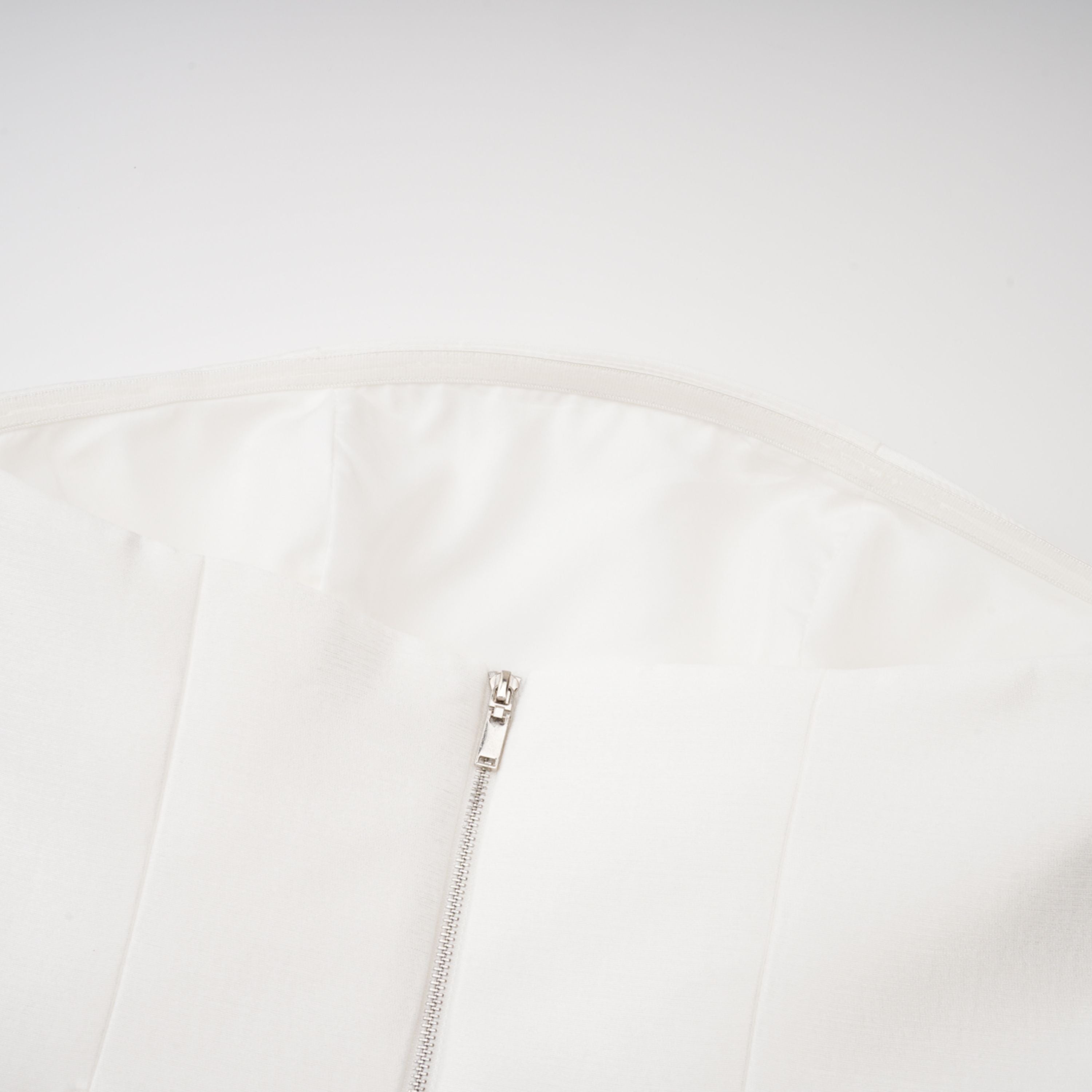 Dulcie – Weißes Jacquard-Set mit Schal und Kleid mit Blumenmuster