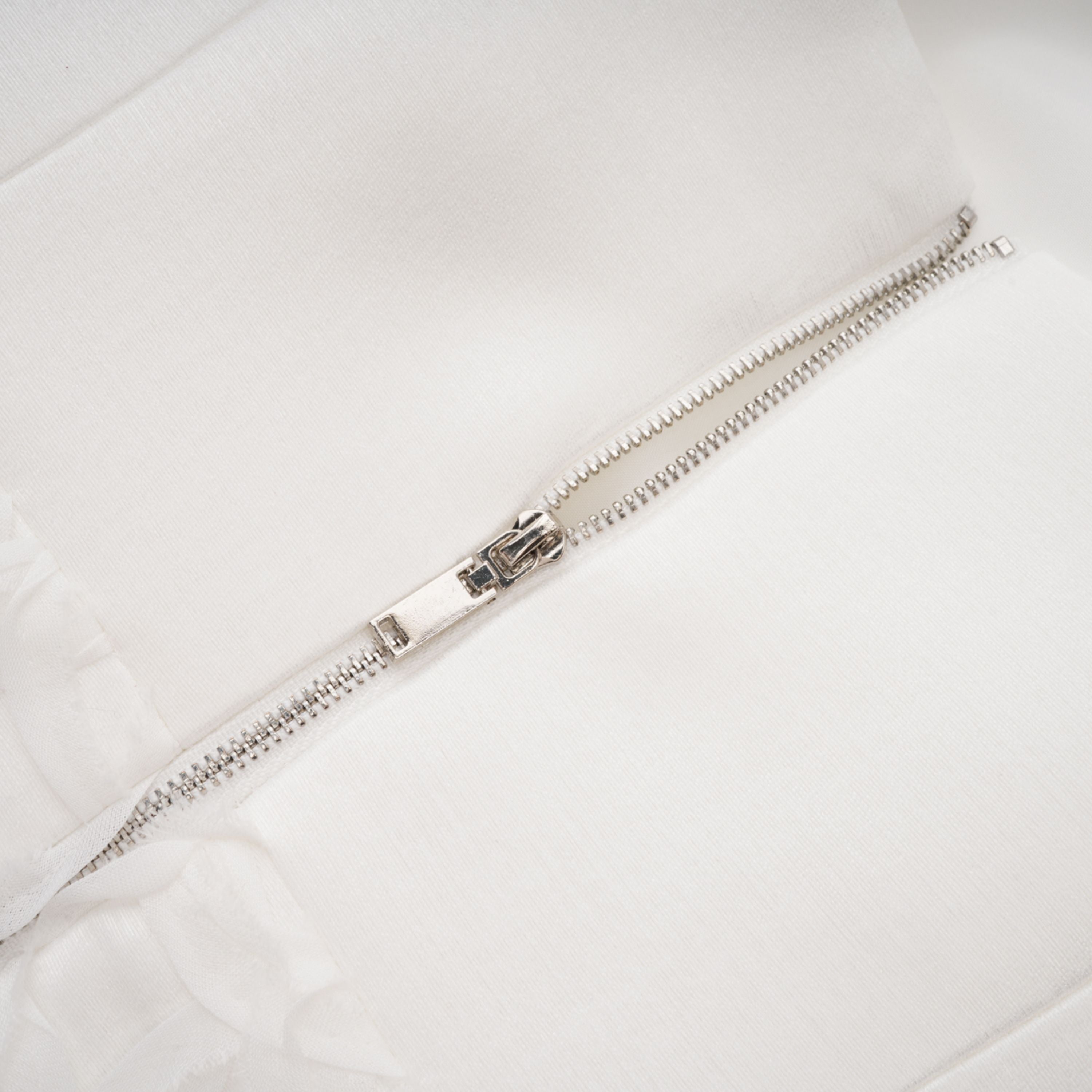 Dulcie – Weißes Jacquard-Set mit Schal und Kleid mit Blumenmuster