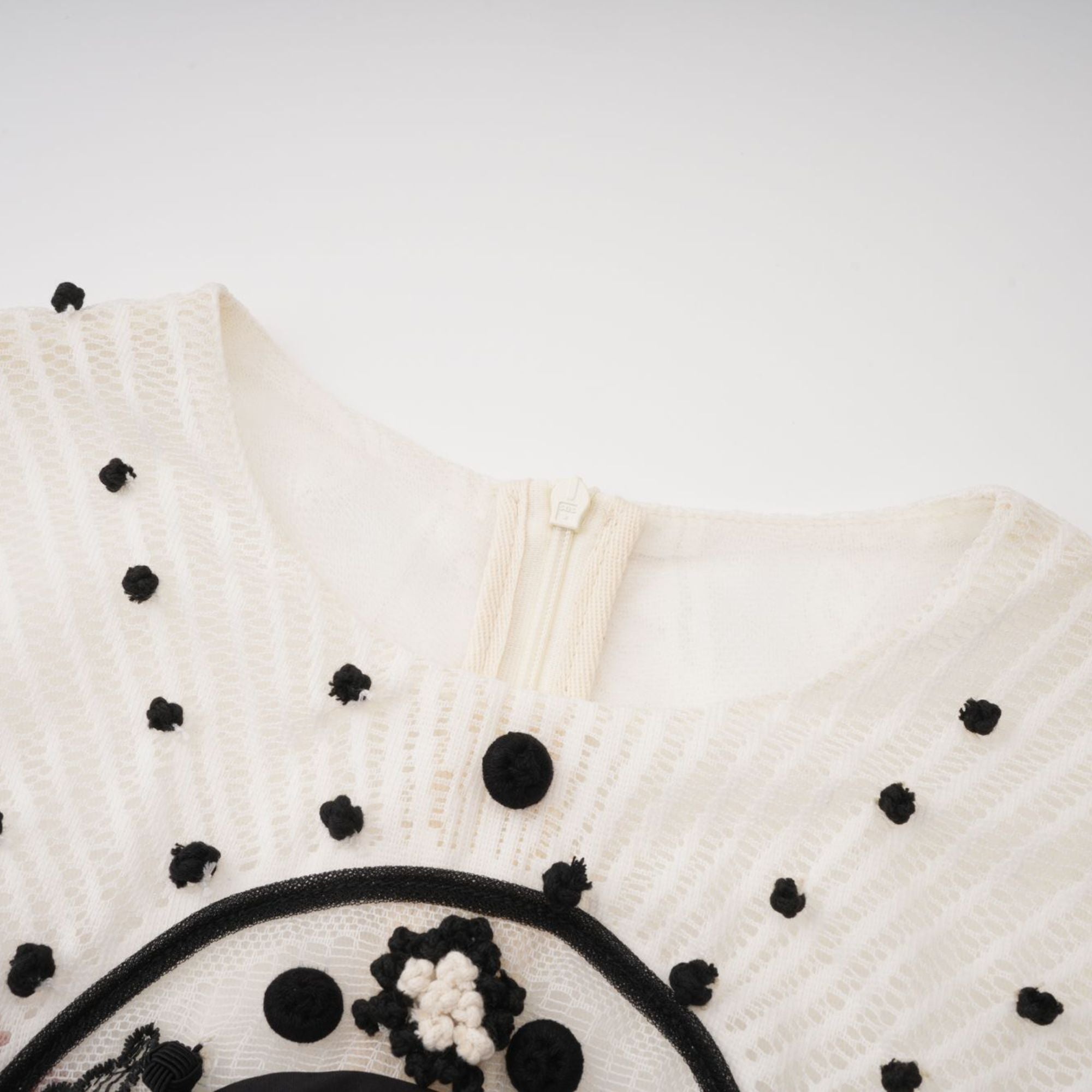 فستان فيبي متوسط ​​الطول من قماش الجاكار الأبيض المزهر والدانتيل