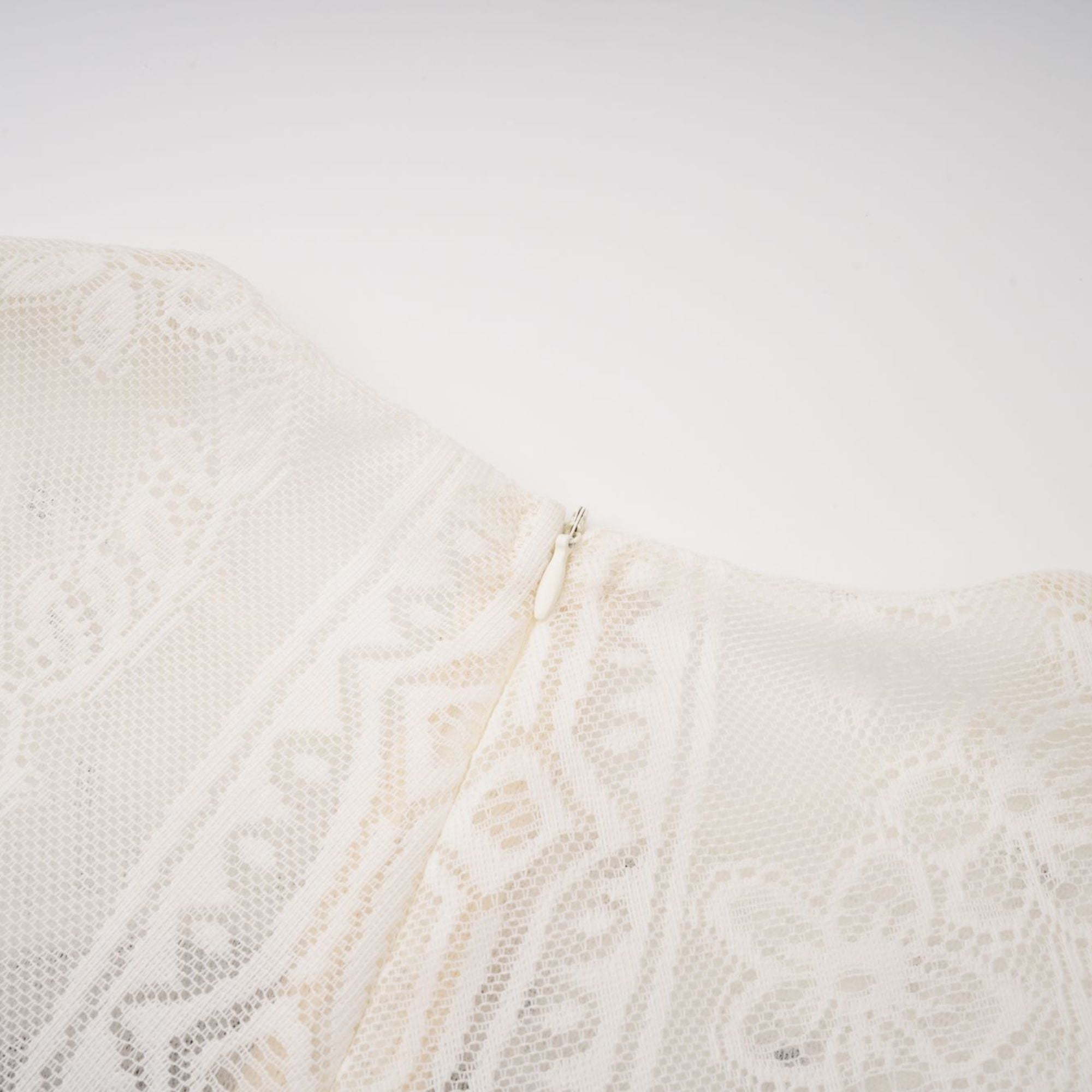 فستان فيبي متوسط ​​الطول من قماش الجاكار الأبيض المزهر والدانتيل