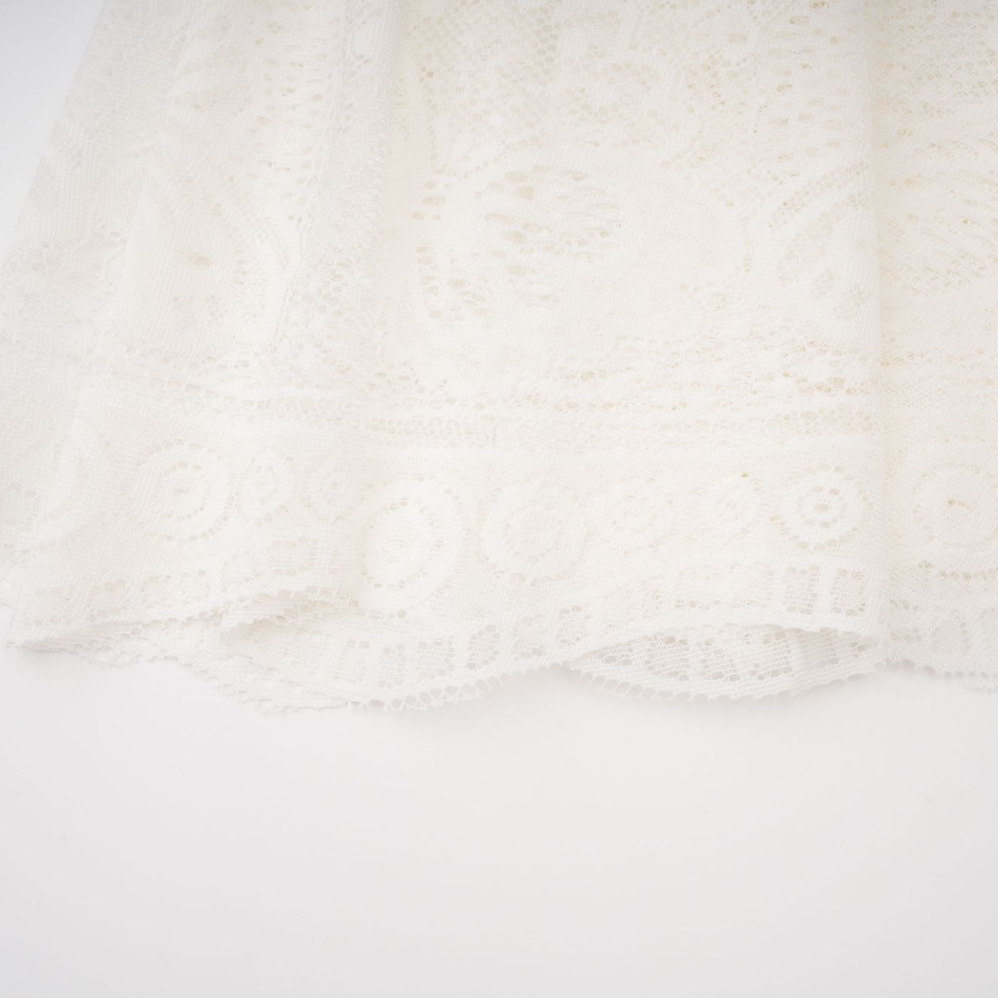 فستان فيبي متوسط ​​الطول من قماش الجاكار الأبيض المزهر والدانتيل