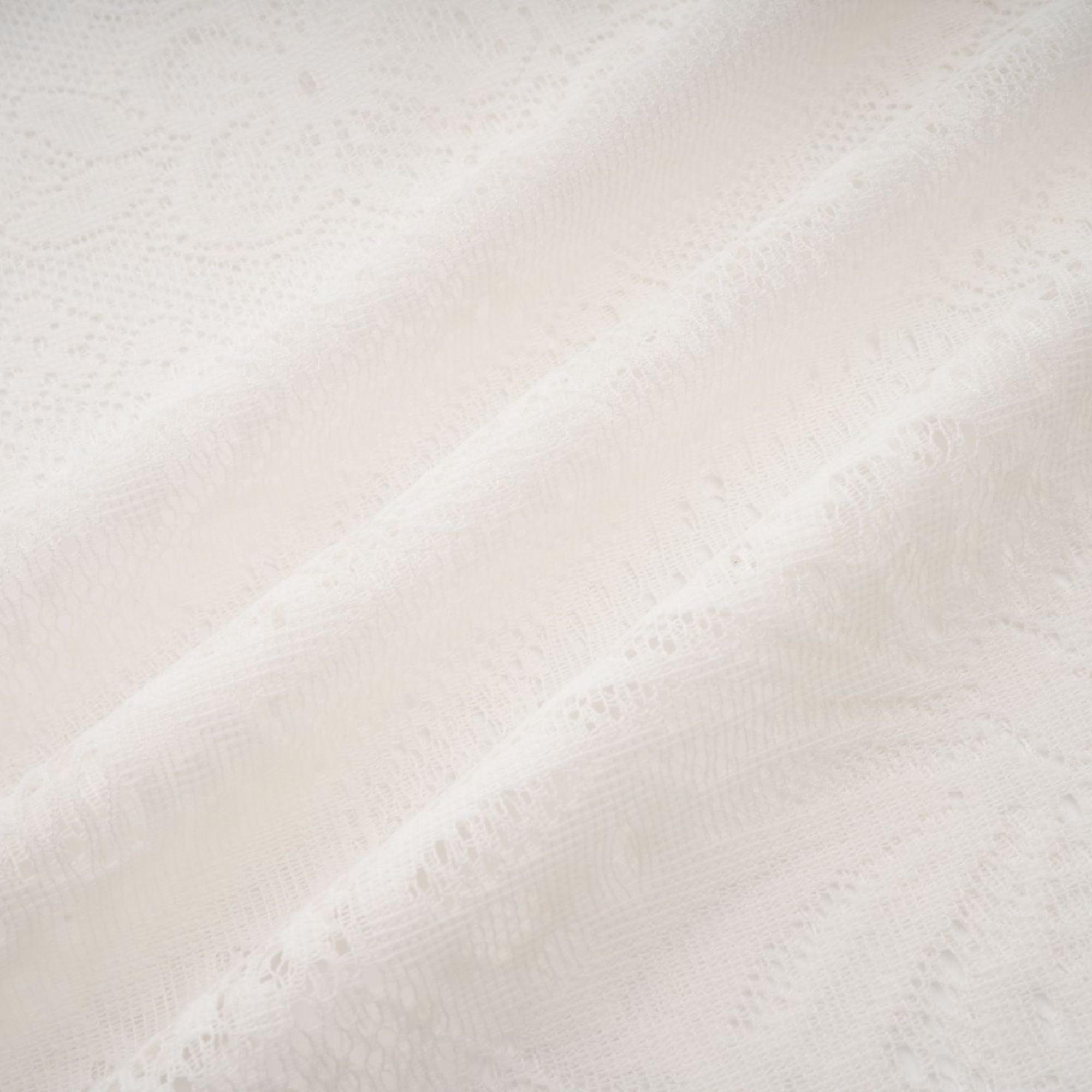 فستان فيبي متوسط ​​الطول من قماش الجاكار الأبيض المزهر والدانتيل