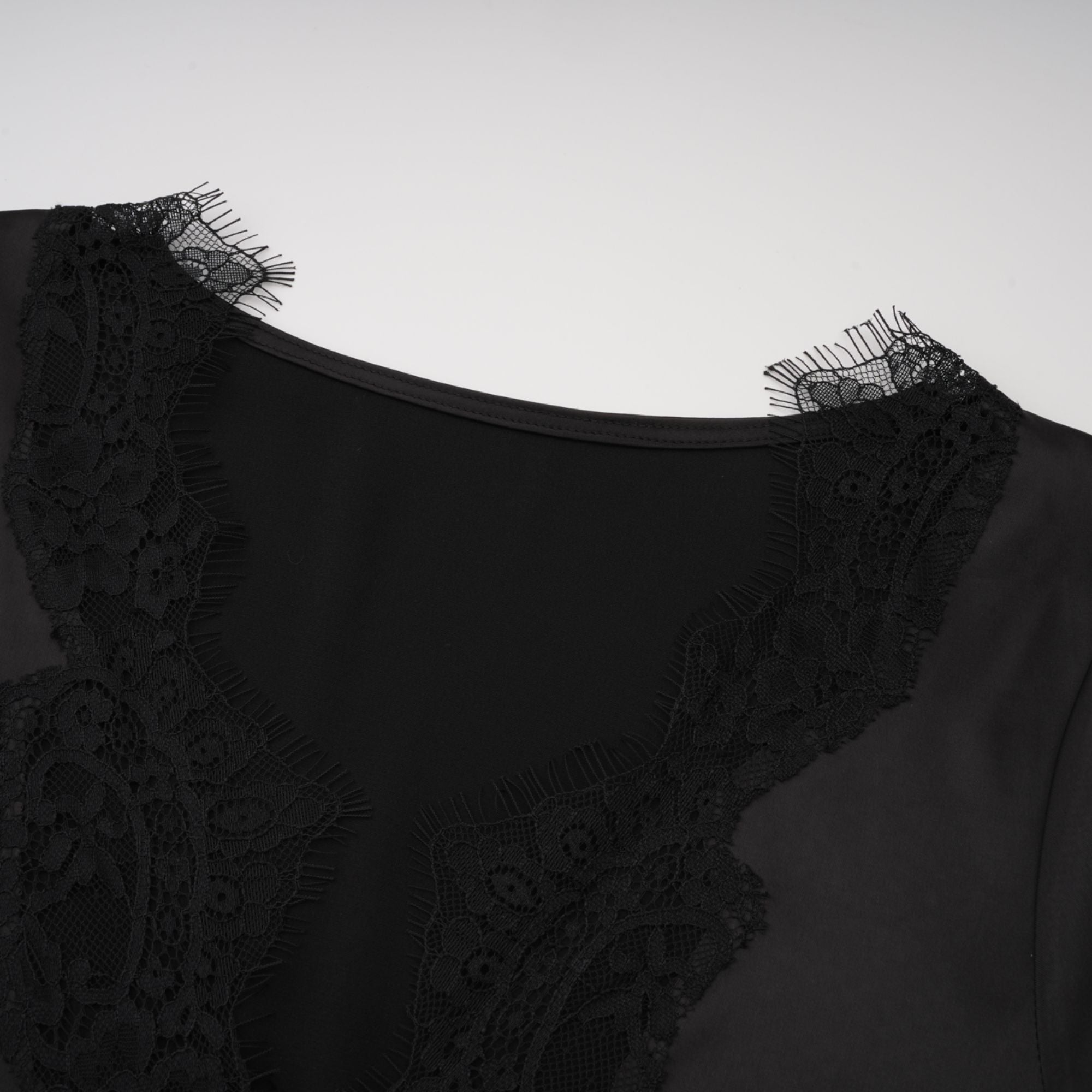 فستان دانتيلا ساتان متوسط الطول أسود مع أجزاء من الدانتيل