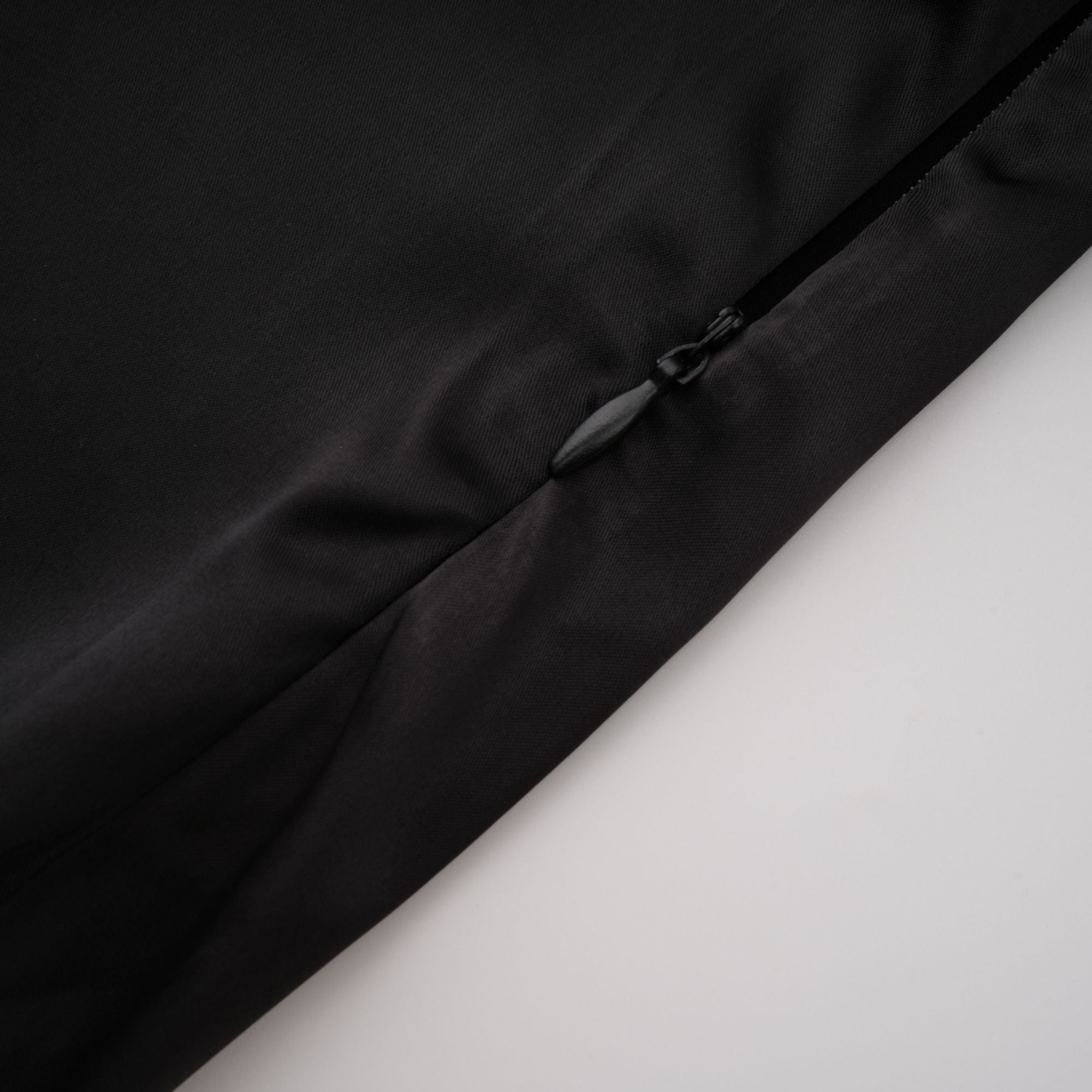 فستان دانتيلا ساتان متوسط الطول أسود مع أجزاء من الدانتيل