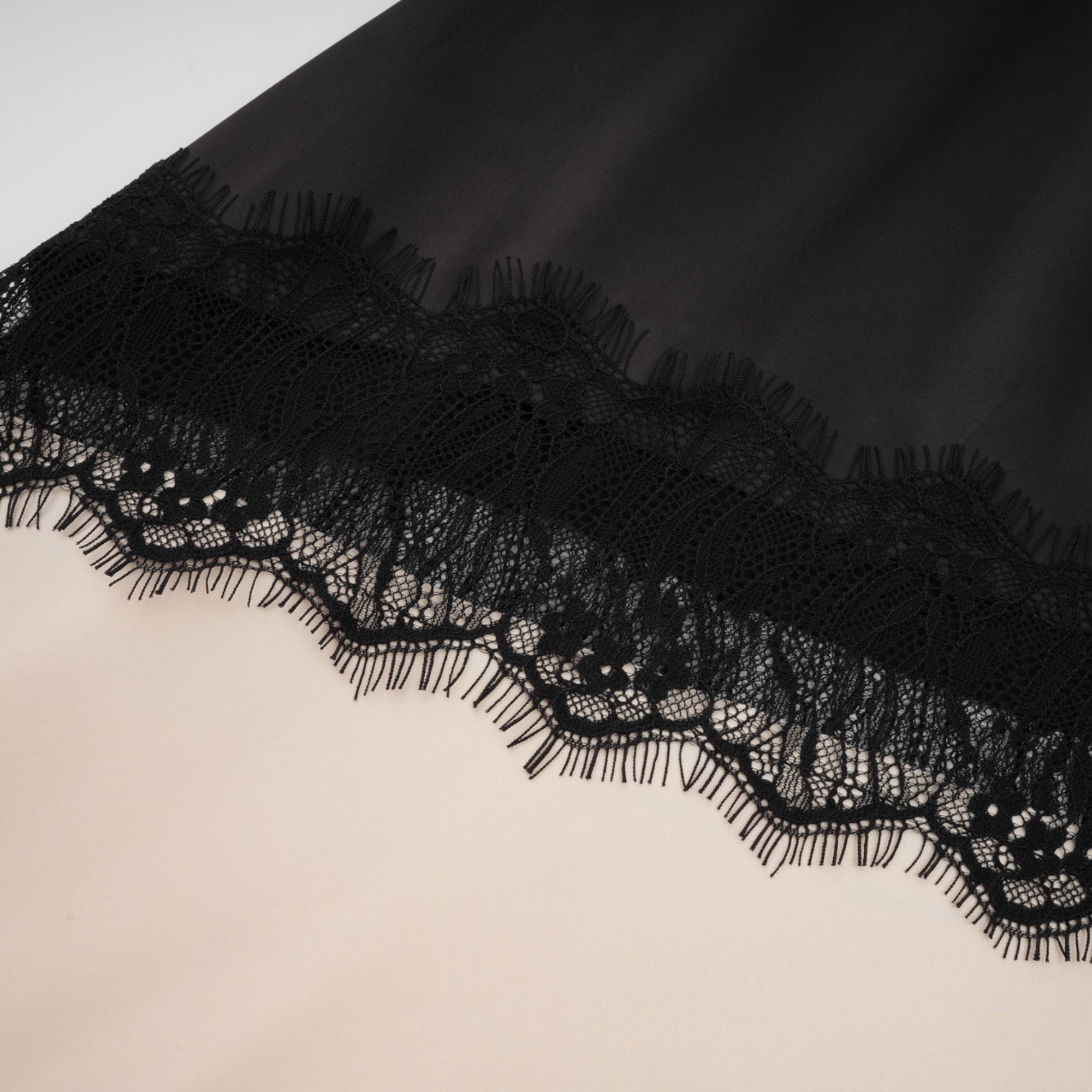 Raphaëlle – Maxikleid aus Satin mit Spitzenbesatz in neutralen Farbtönen