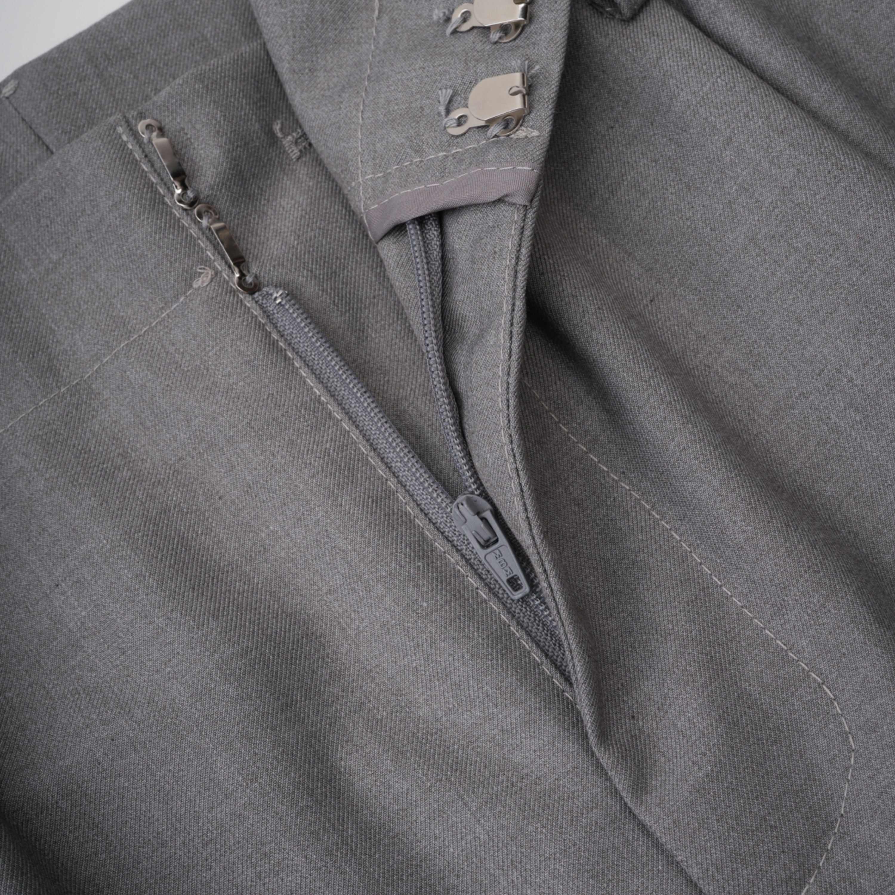 Cynthia Grey Asymmetrisches Set aus drapiertem Hemd und Hose