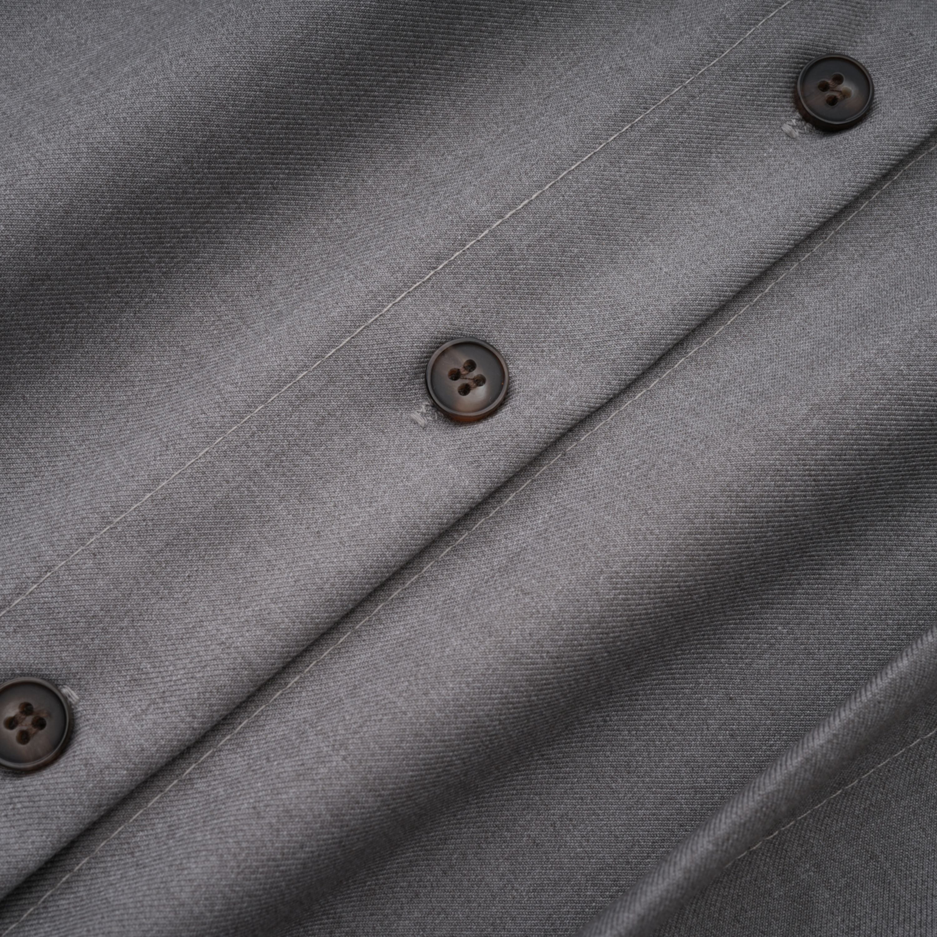 Cynthia Grey Asymmetrisches Set aus drapiertem Hemd und Hose