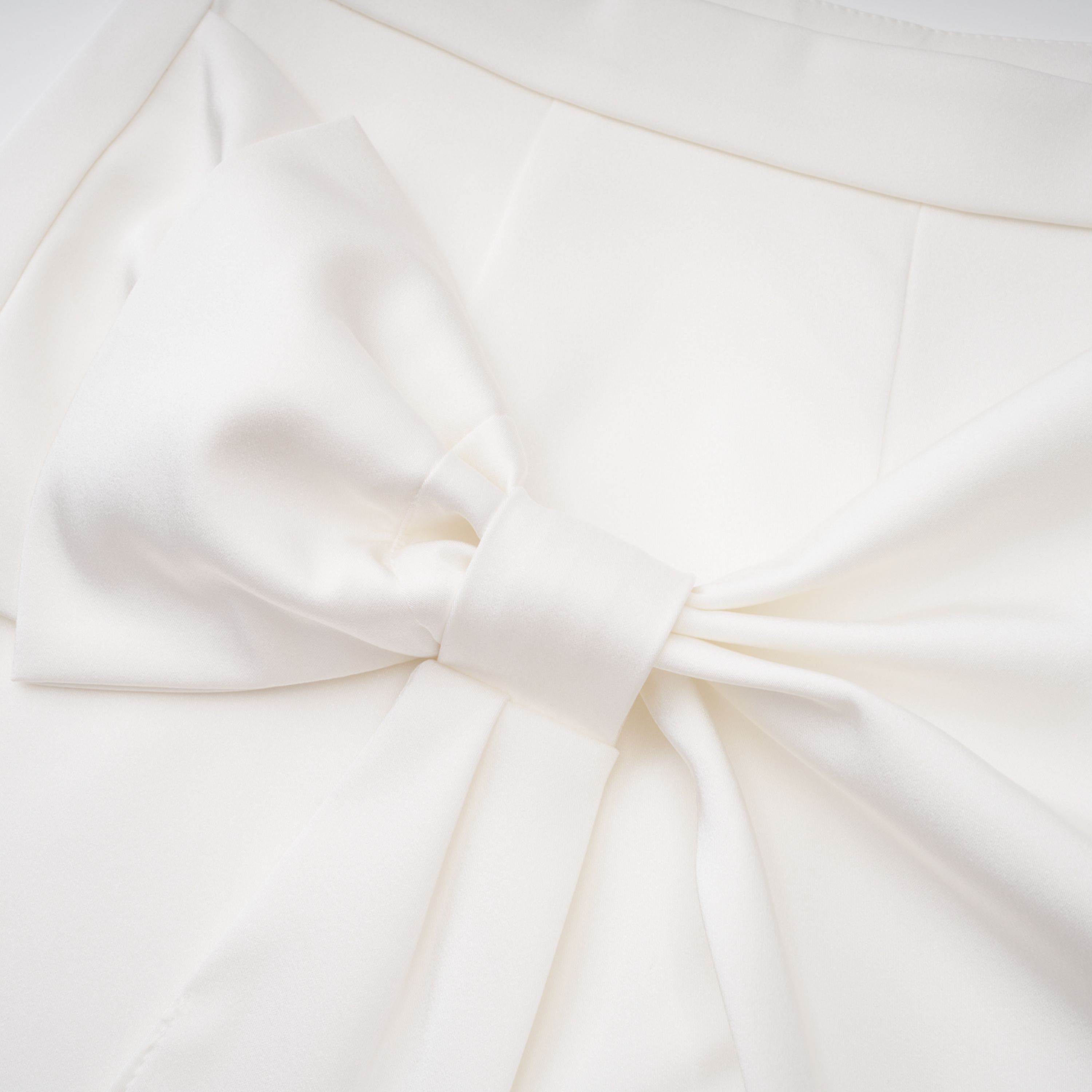 Vesper Weißes Set aus Bluse mit hohem Kragen und Rock aus Spitze