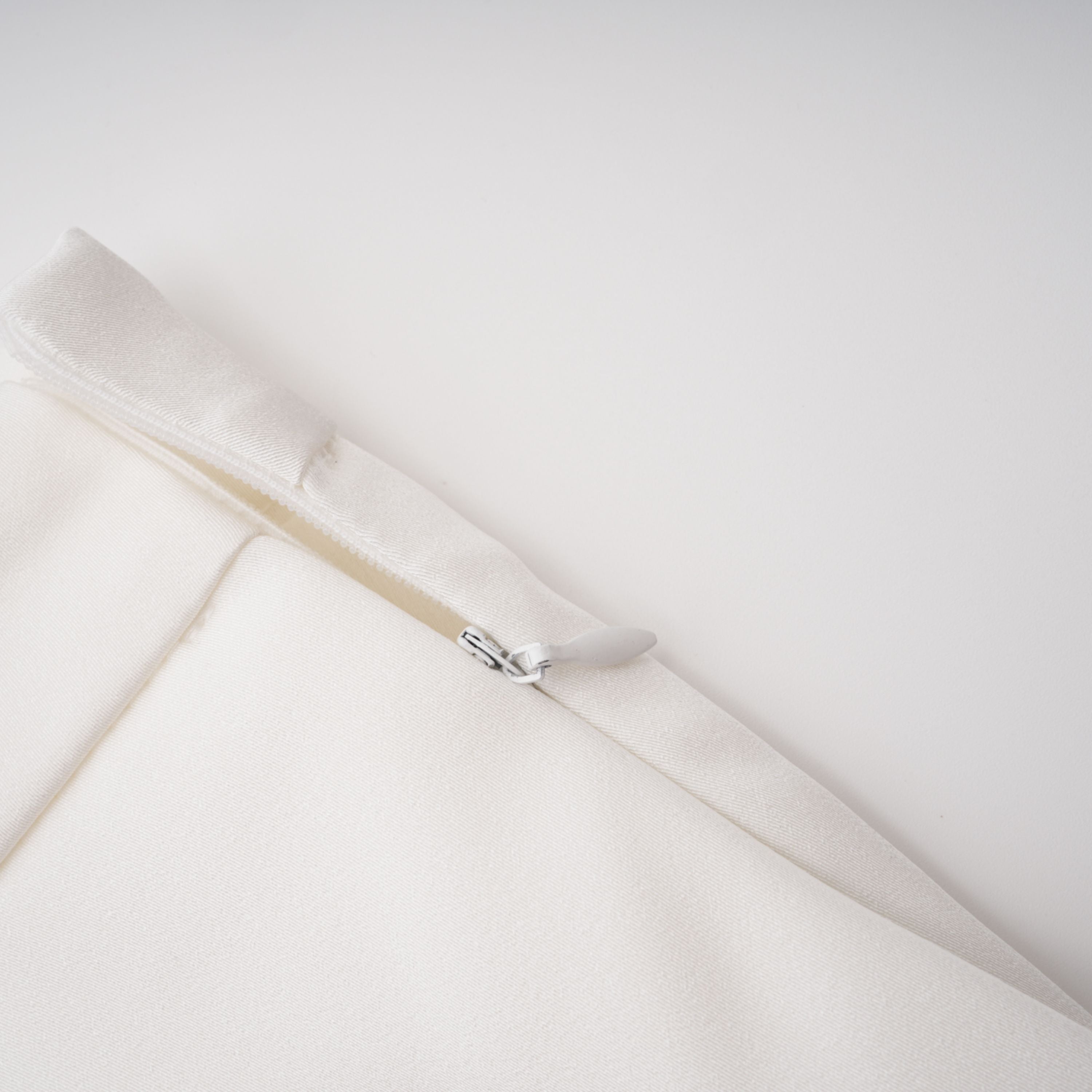 Vesper Weißes Set aus Bluse mit hohem Kragen und Rock aus Spitze