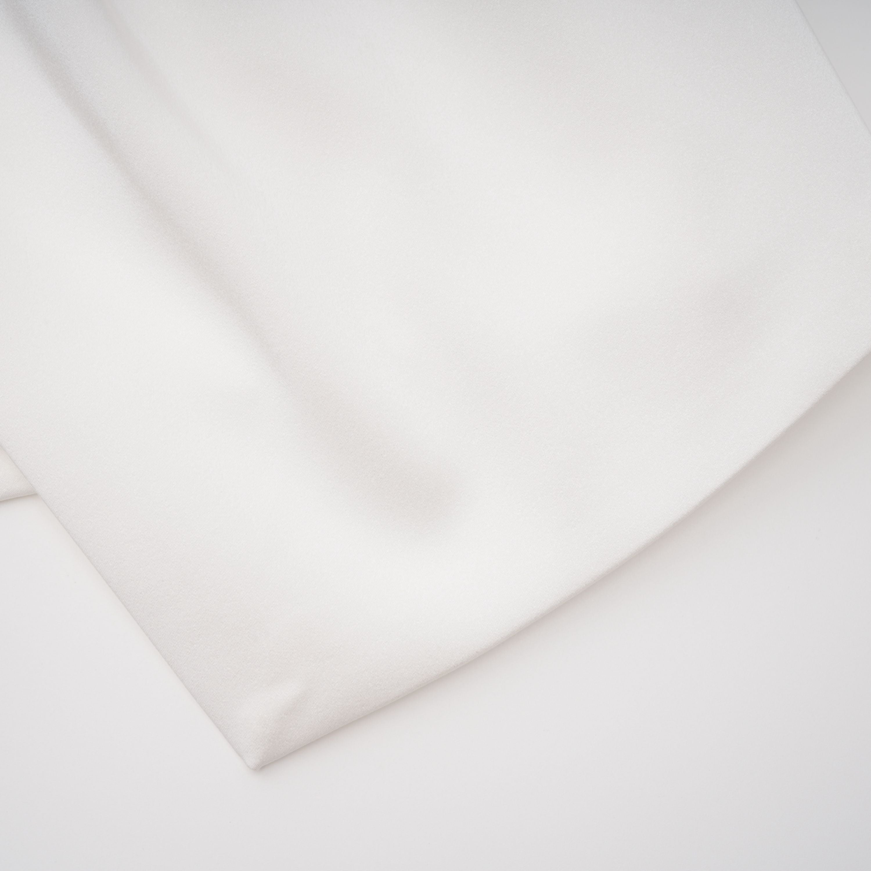 Vesper Weißes Set aus Bluse mit hohem Kragen und Rock aus Spitze