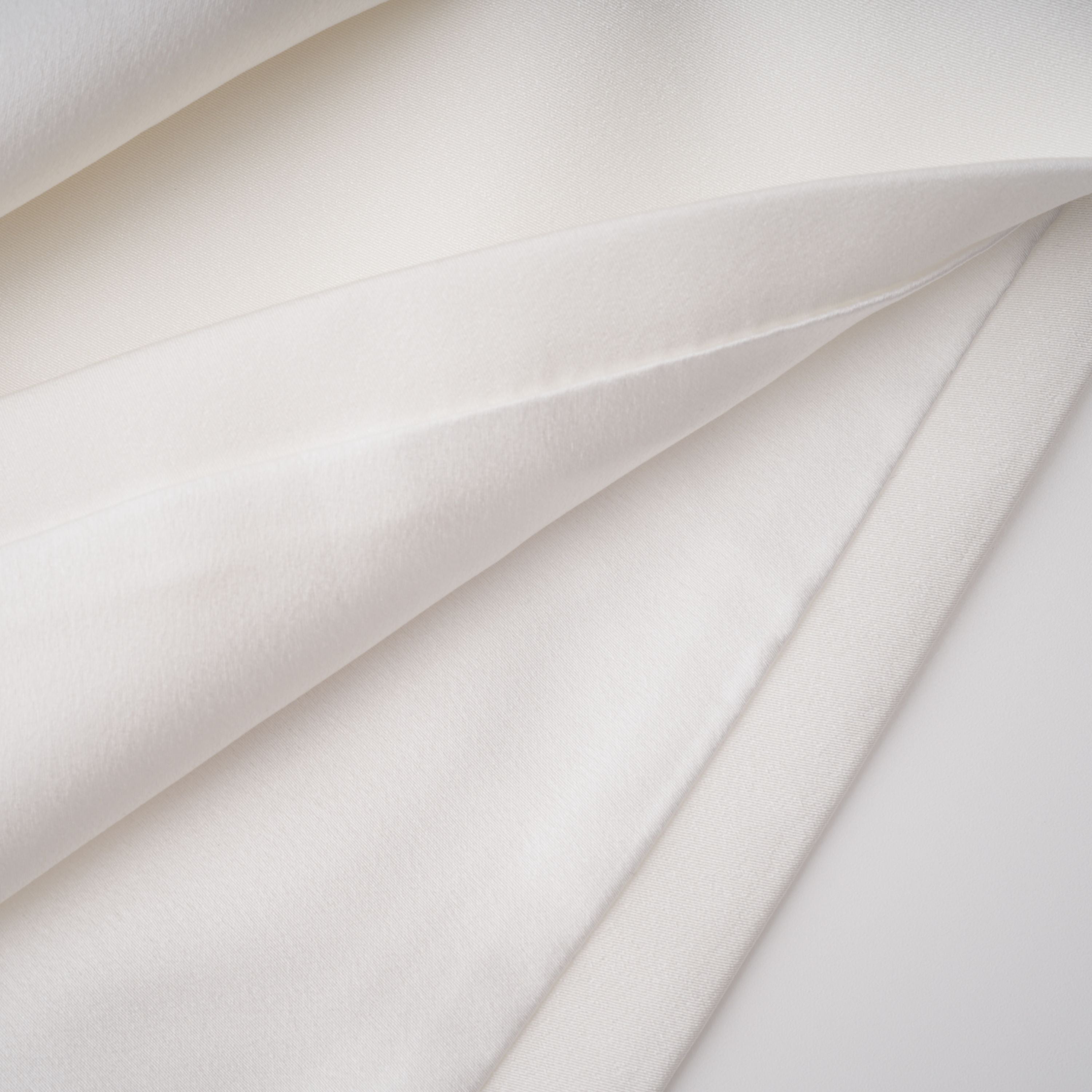 Vesper Weißes Set aus Bluse mit hohem Kragen und Rock aus Spitze