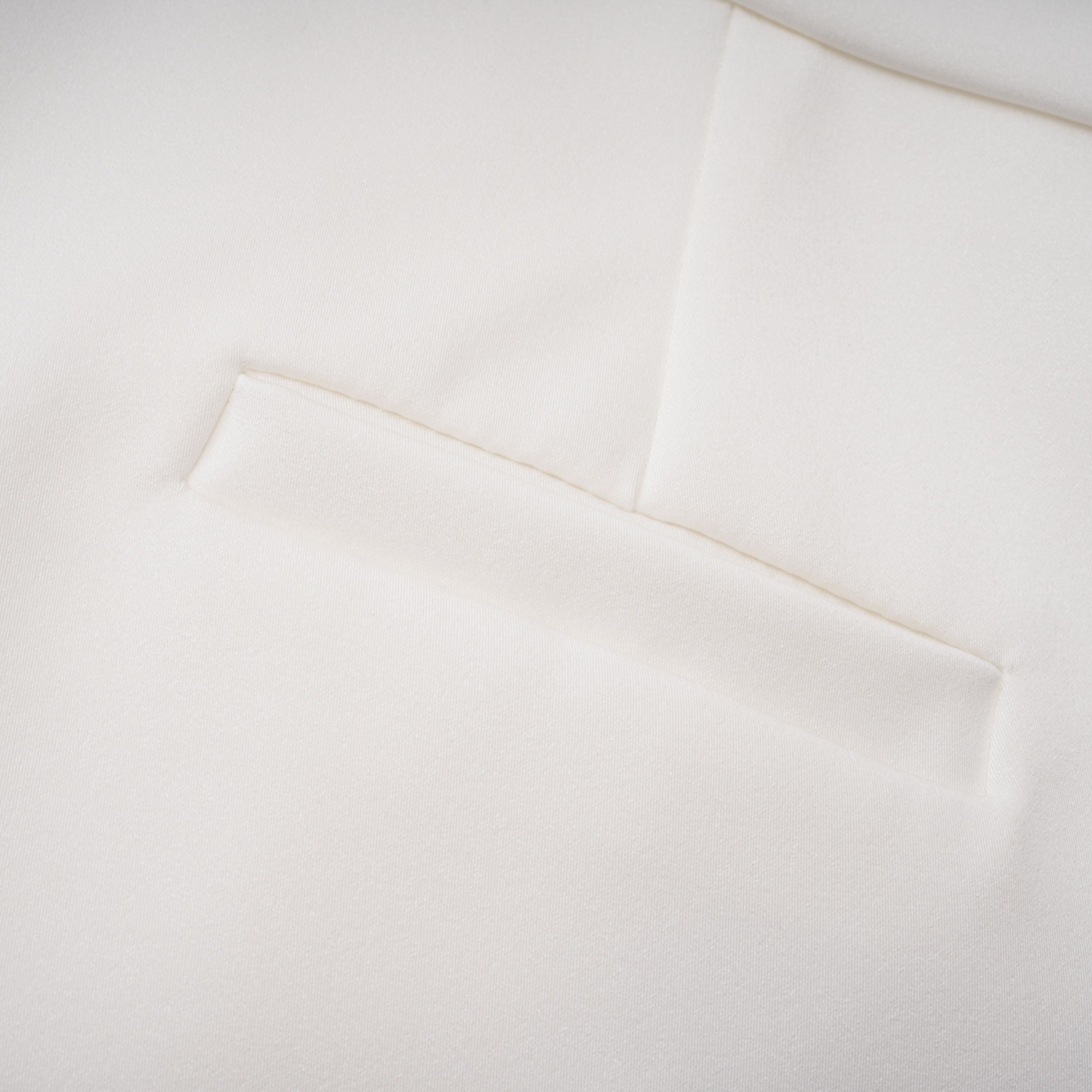 Vesper Weißes Set aus Bluse mit hohem Kragen und Rock aus Spitze