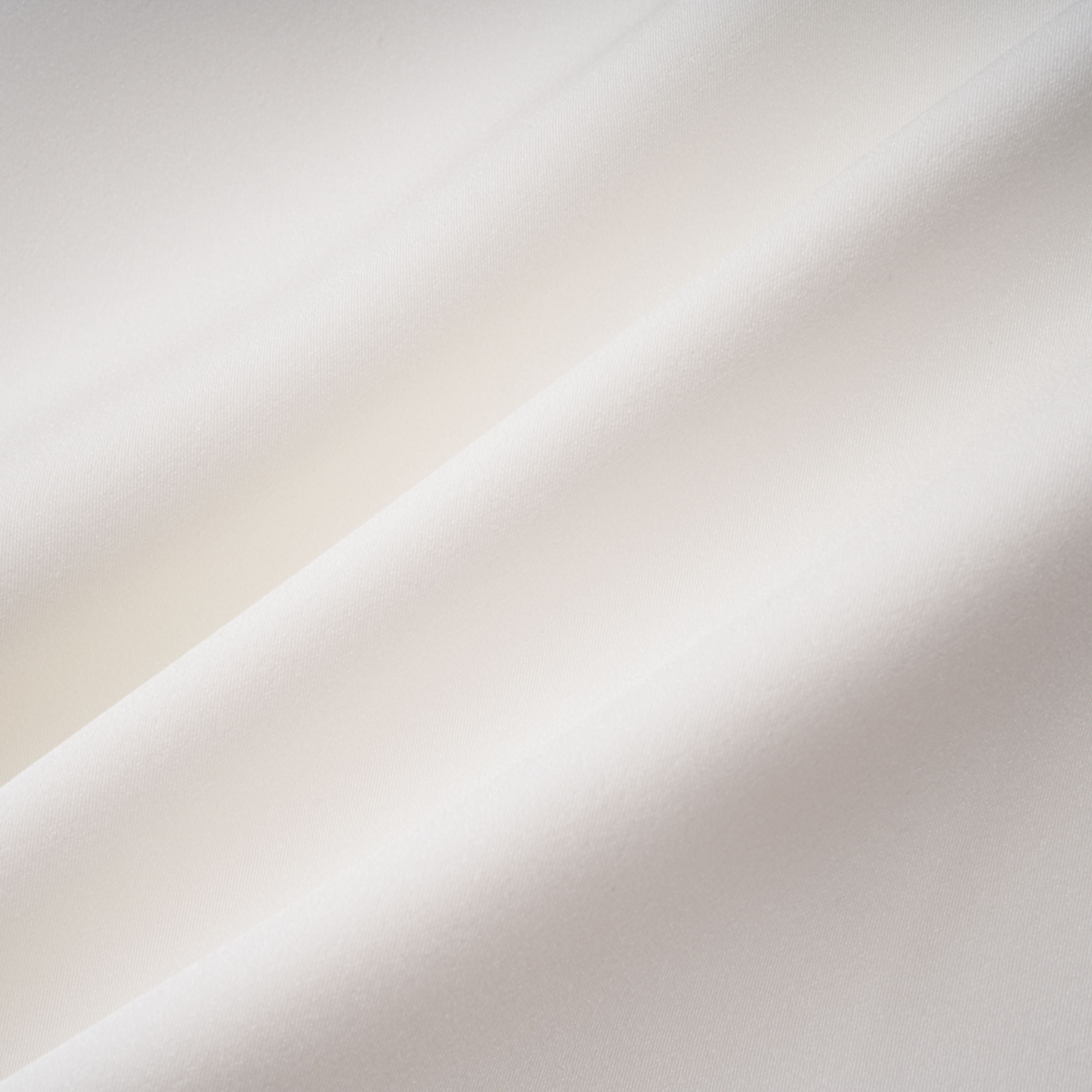 Vesper Weißes Set aus Bluse mit hohem Kragen und Rock aus Spitze