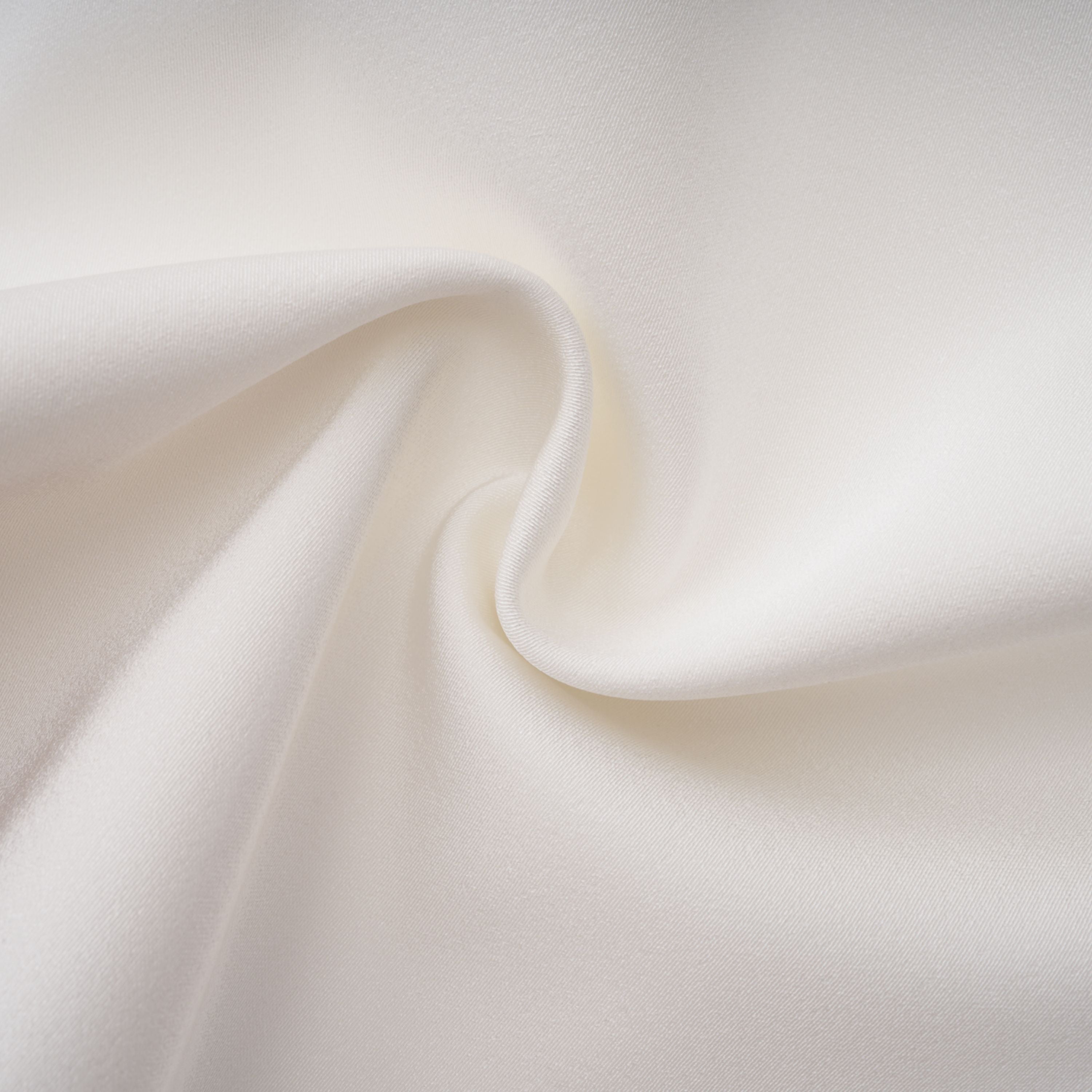 Vesper Weißes Set aus Bluse mit hohem Kragen und Rock aus Spitze