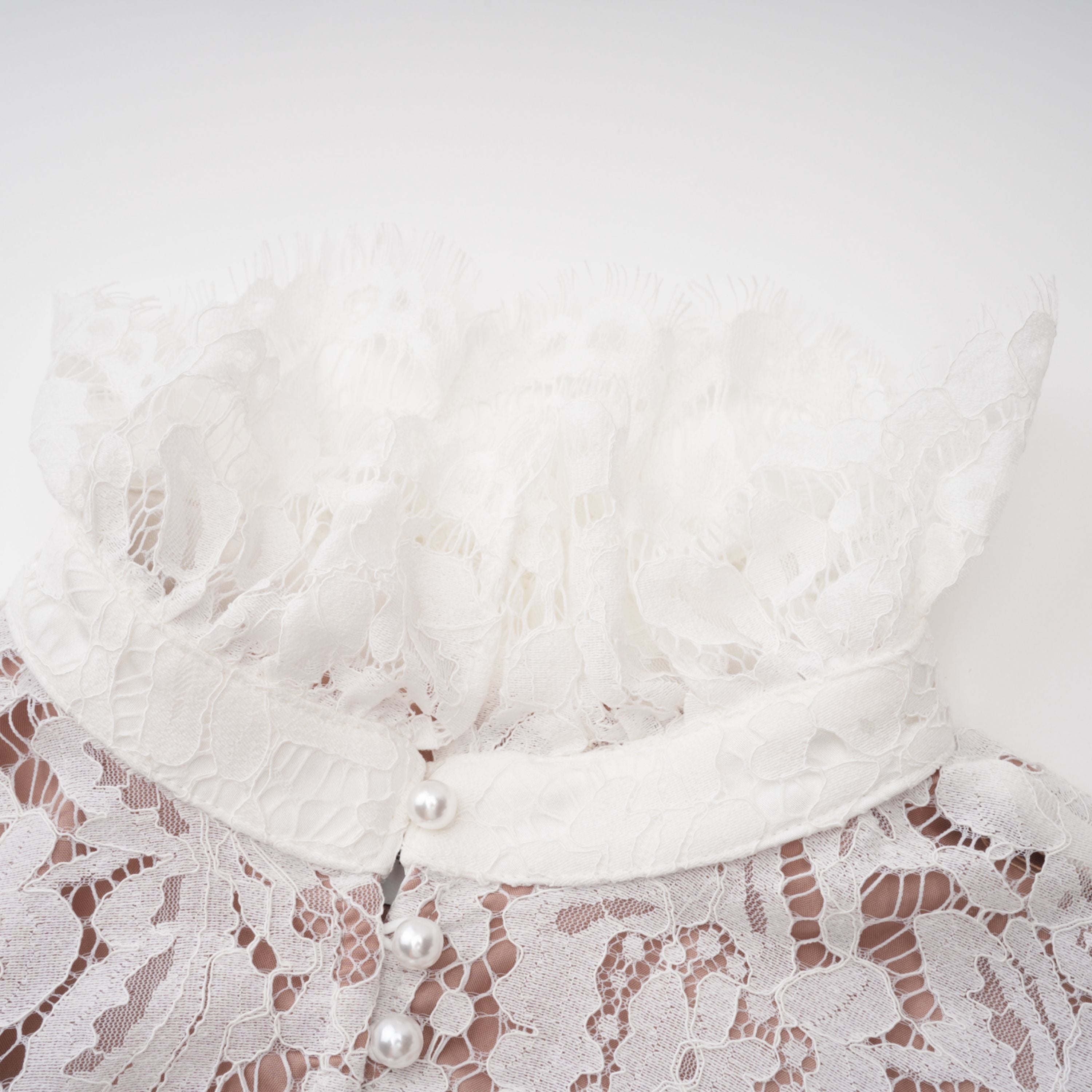 Vesper Weißes Set aus Bluse mit hohem Kragen und Rock aus Spitze